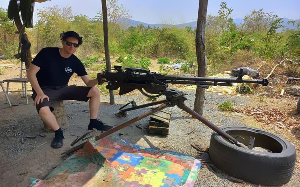 Maschinengewehr auf dem Schießstand in Kambodscha.