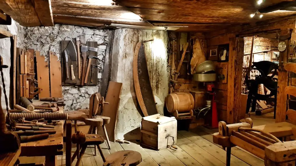 Arbeitsraum des Bauernmuseums im Gasthaus Walserstube Paznauner in Ischgl, Österreich.