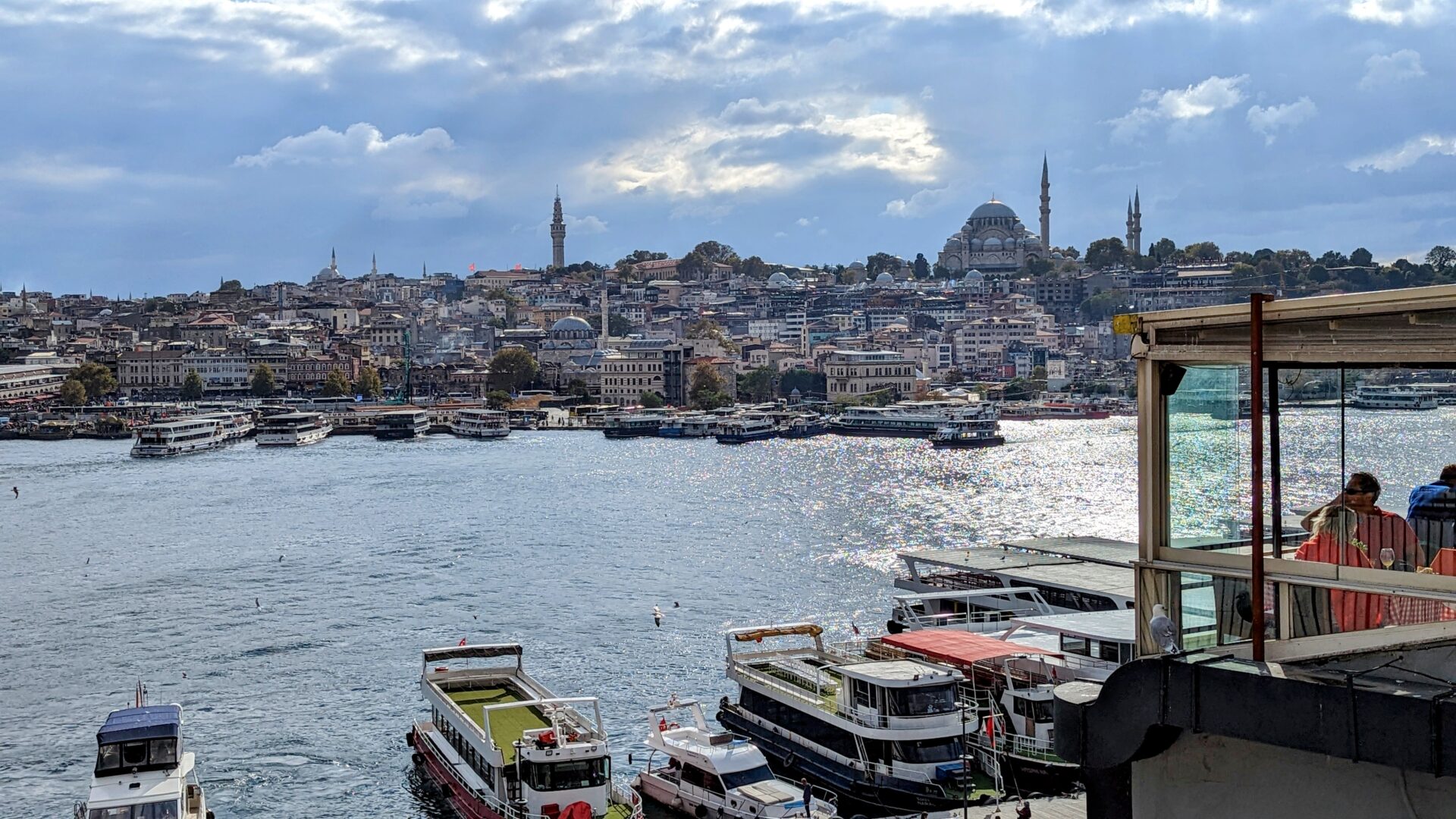 Blick auf das Goldene Horn in Istanbul, Türkei.