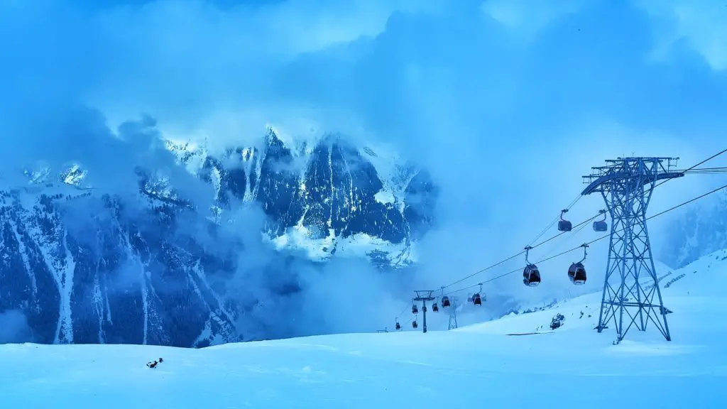 Panoramablick im Sky Tree Restaurant Pardorama in Ischgl, Österreich.