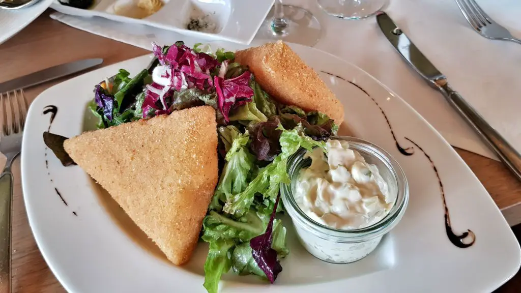 Salat im Alpenhaus Mountain VIP Club in Ischgl, Österreich.