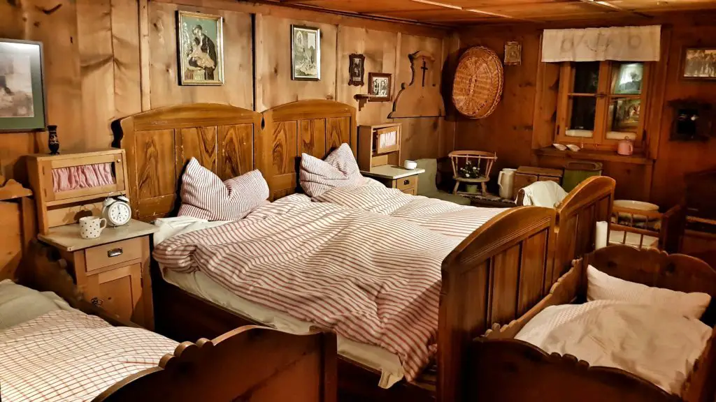 Schlafzimmer des Bauernmuseums im Gasthaus Walserstube Paznauner in Ischgl, Österreich.