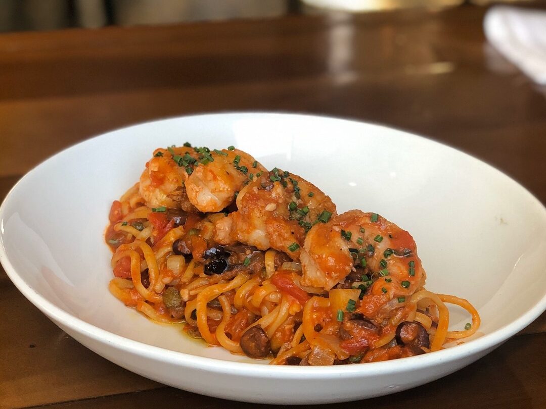 Shrimps mit Pasta in der Cucina Urbana in San Diego, Kalifornien, USA.