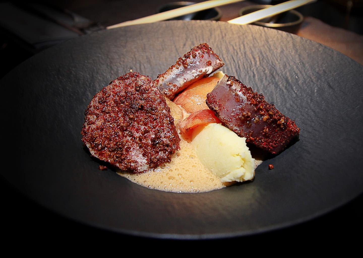 Thunfischsteak mit Kartoffelpüree und roter Miso-Sauce im Restaurant Lucy Wang in Ischgl, Österreich