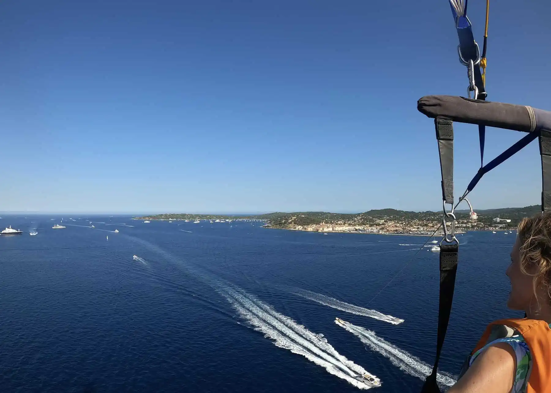 Blick über die Bucht aus luftiger Höhe mit Parachute-Flüge bei Riviera Water Sports in St. Tropez an der Cote d Azur in Frankreich.