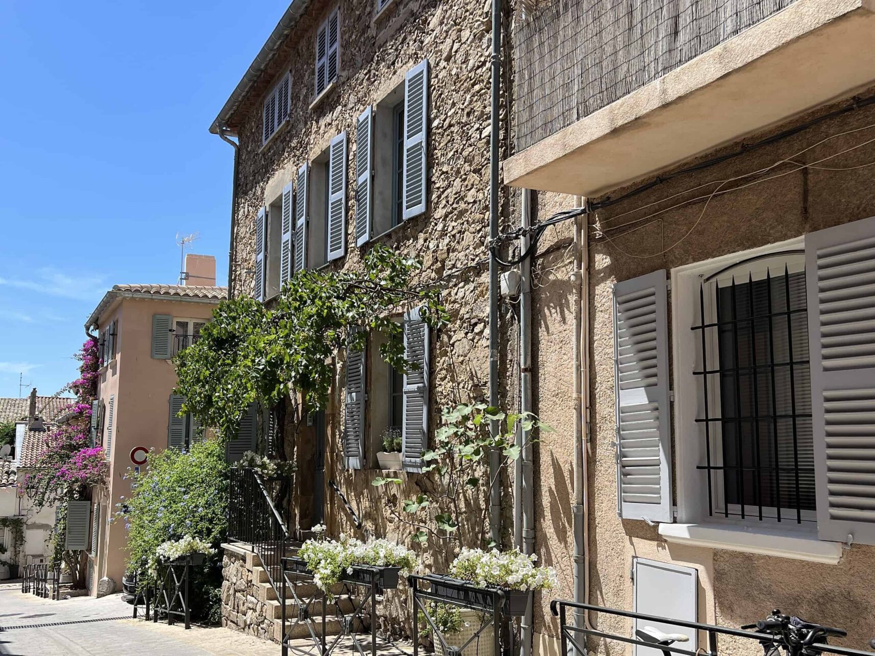 Bunte Häuser und feine Gassen in St. Tropez an der Cote d Azur in Frankreich.