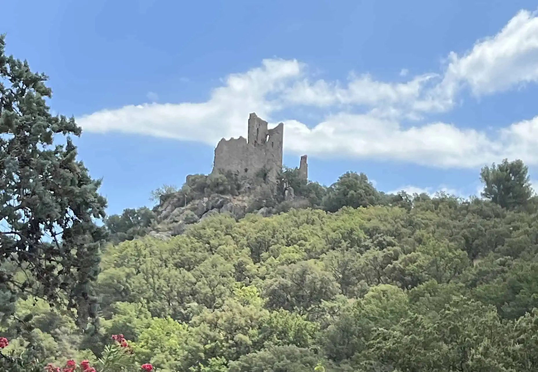 Burg Ruine im Bergdorf Grimaud an der Cote d Azur in Frankreich.