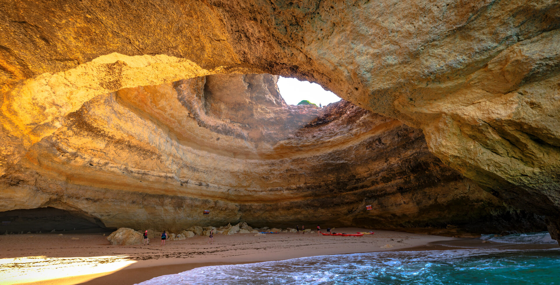 Die Benagil-Höhle mit dem Boot an der Küste der Algarve in Portugal.