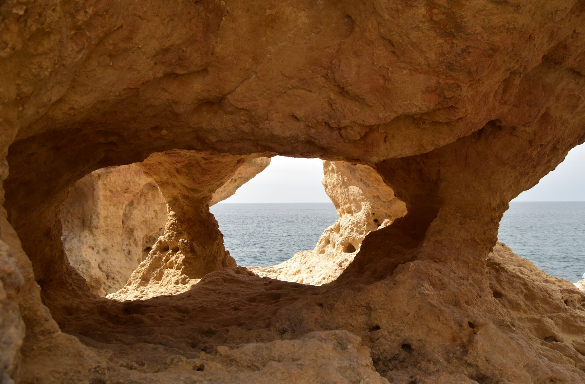 Die Höhlen von Algar Seco an der Algarve in Portugal.