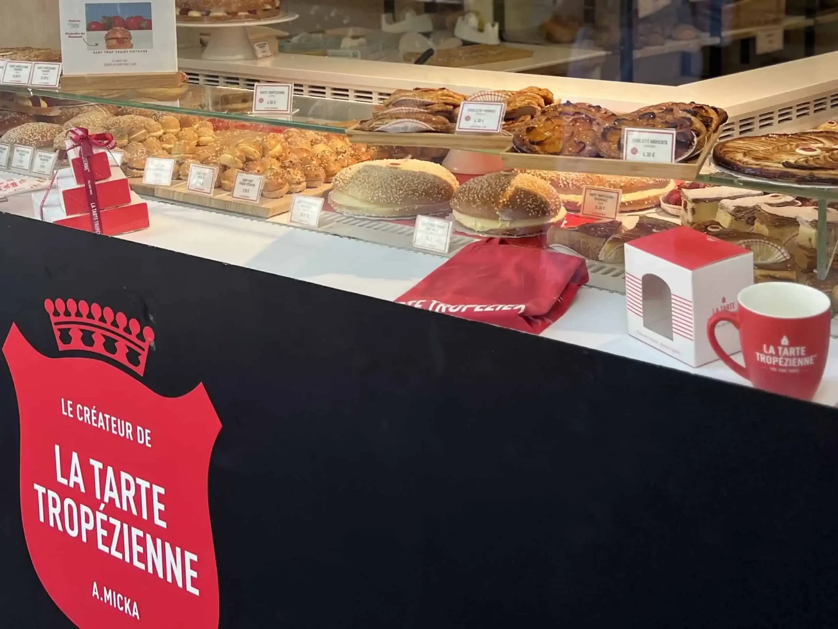 Die besten Kuchen der Stadt im "La Tarte Tropezienne" - St. Tropez an der Cote d Azur in Frankreich.