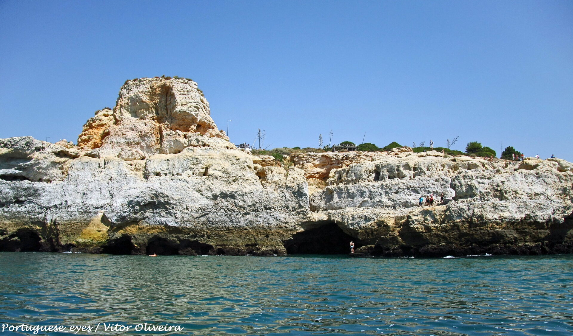 Klippenspringen am Algar Seco an der Algarve in Portugal.