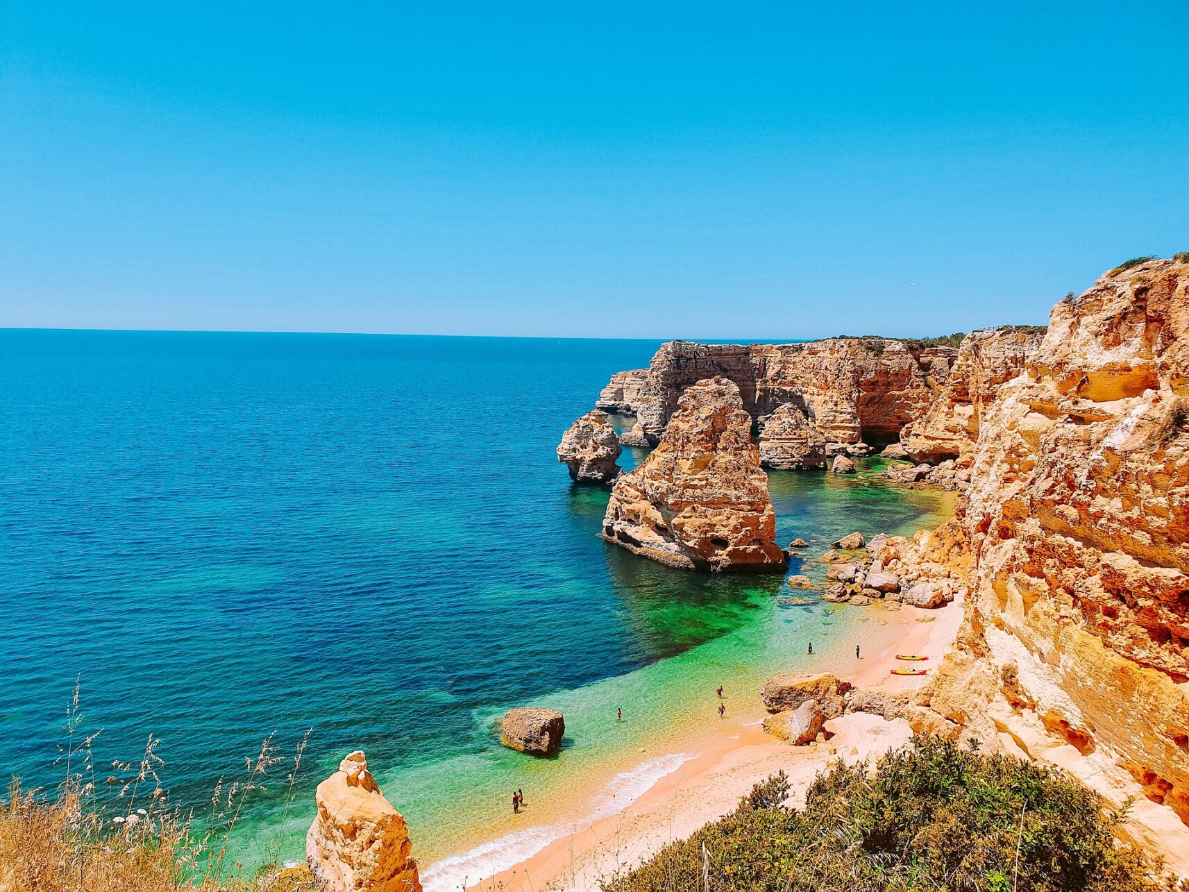 Strand  Marinha an der Algarve, Portugal.