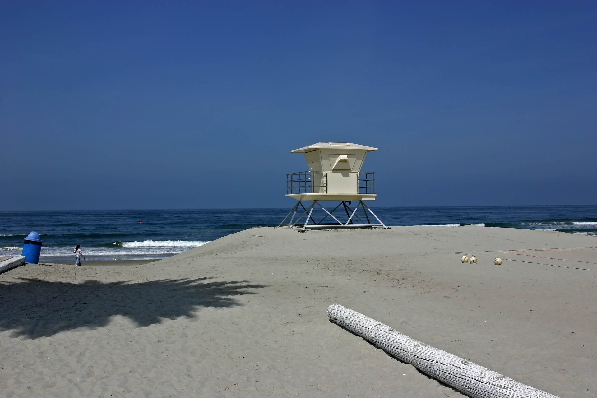 Strand und Rettungsturm in San Diego, Kalifornien, USA.