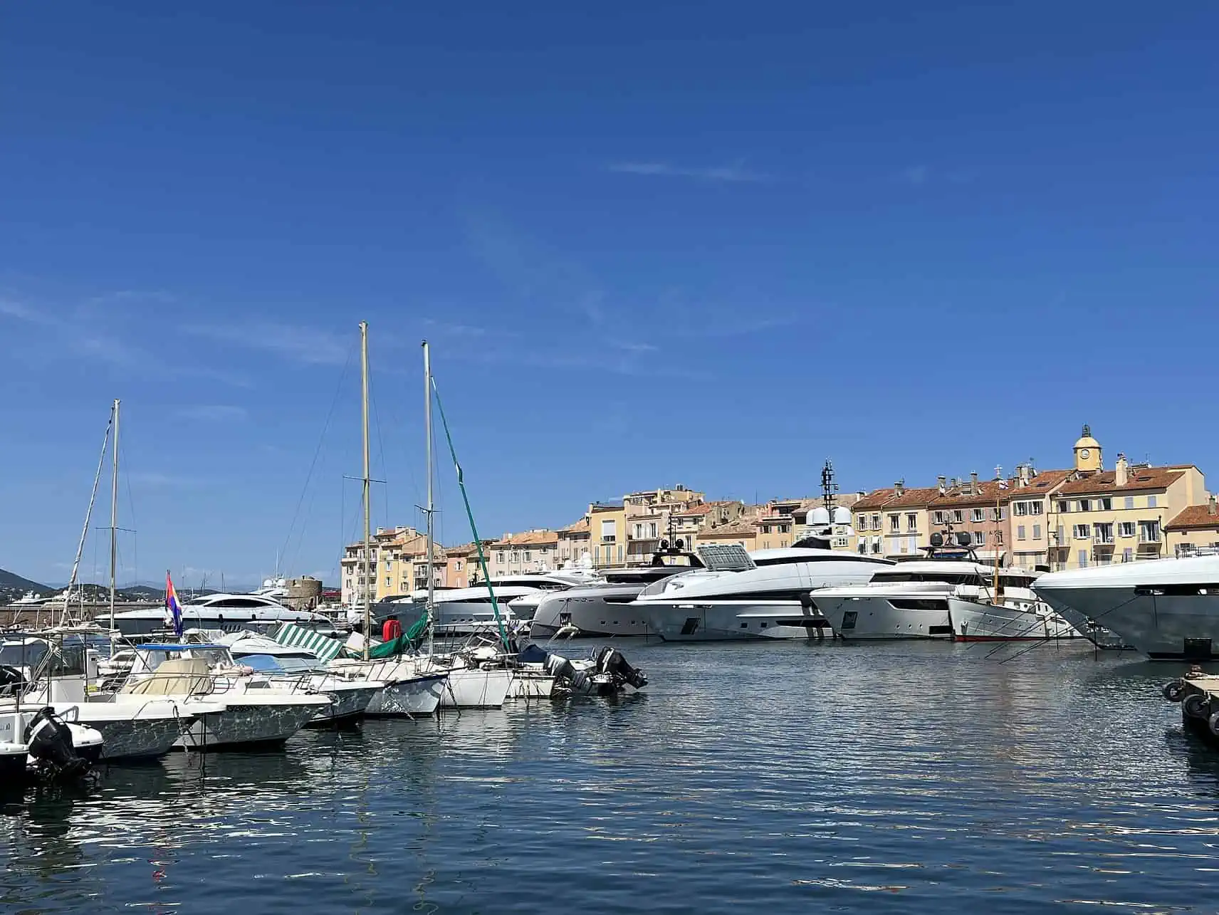 Vieux Port in St. Tropez an der Cote d Azur in Frankreich.