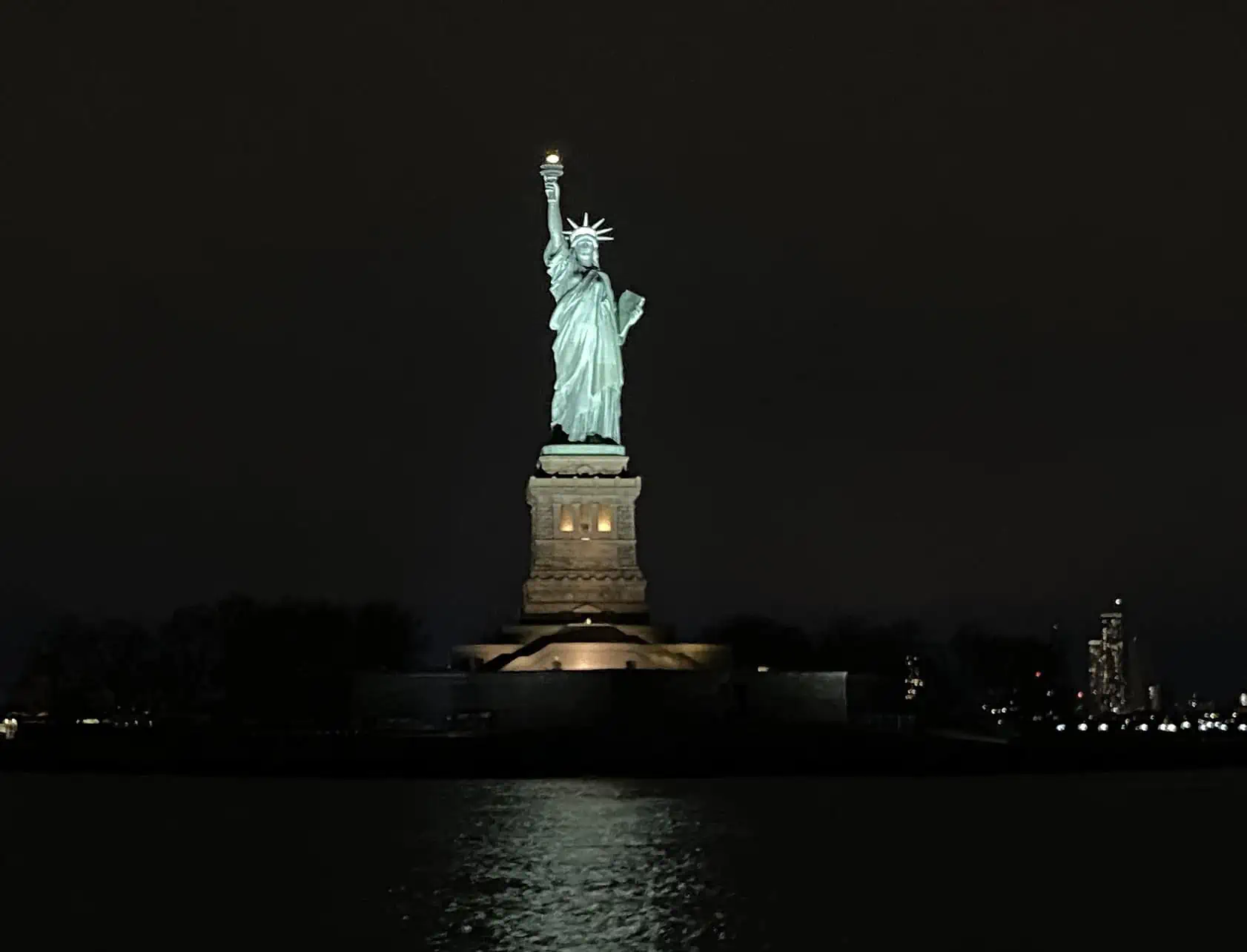 Abendliche Bootstour zur Freiheitsstatue in New York City, USA.