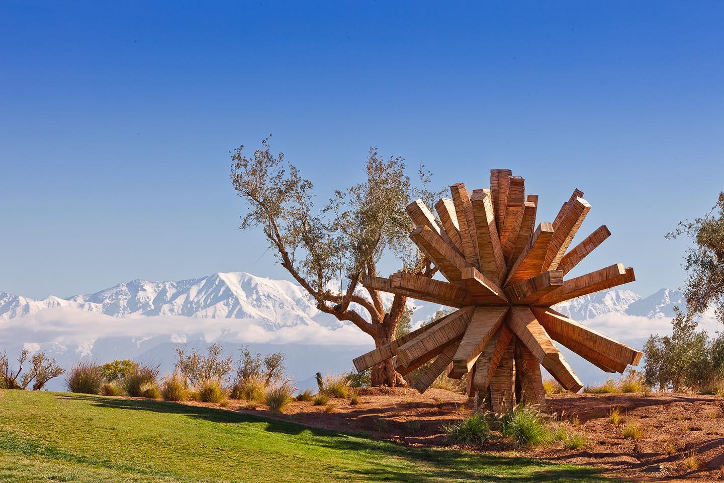 Atemberaubende Aussicht vom Skulpturenpark am Al Maaden Golfplatz Marrakesch in Marokko.