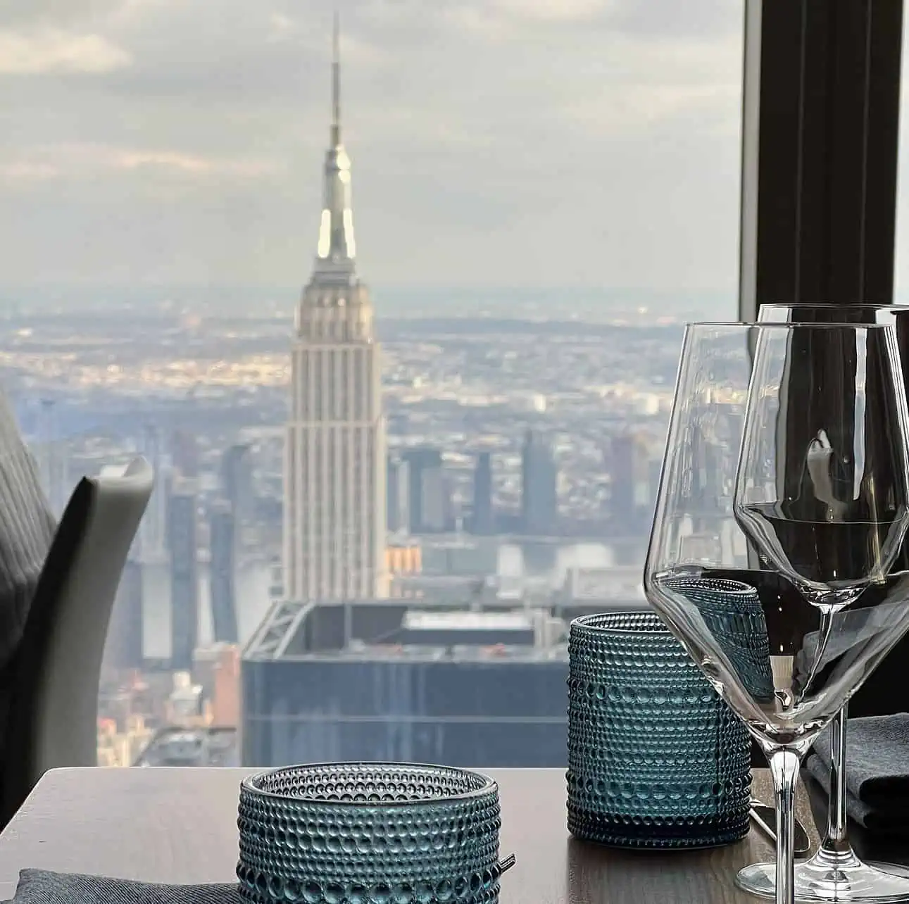 Blick vom Restaurant "The Peak" auf das Empire State Building in New York City, USA.