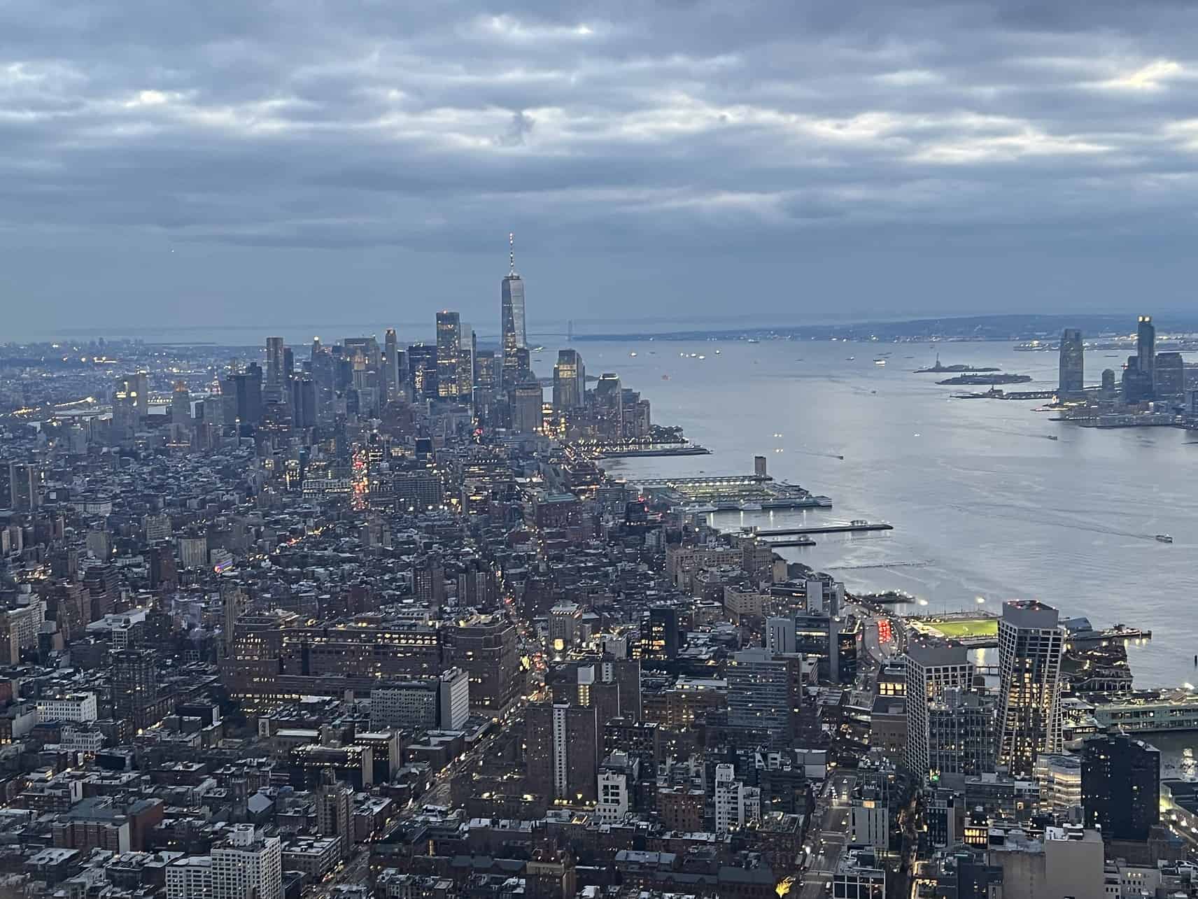 Blick von "The Edge": Es wird dunkel in Manhattan - New York City, USA.