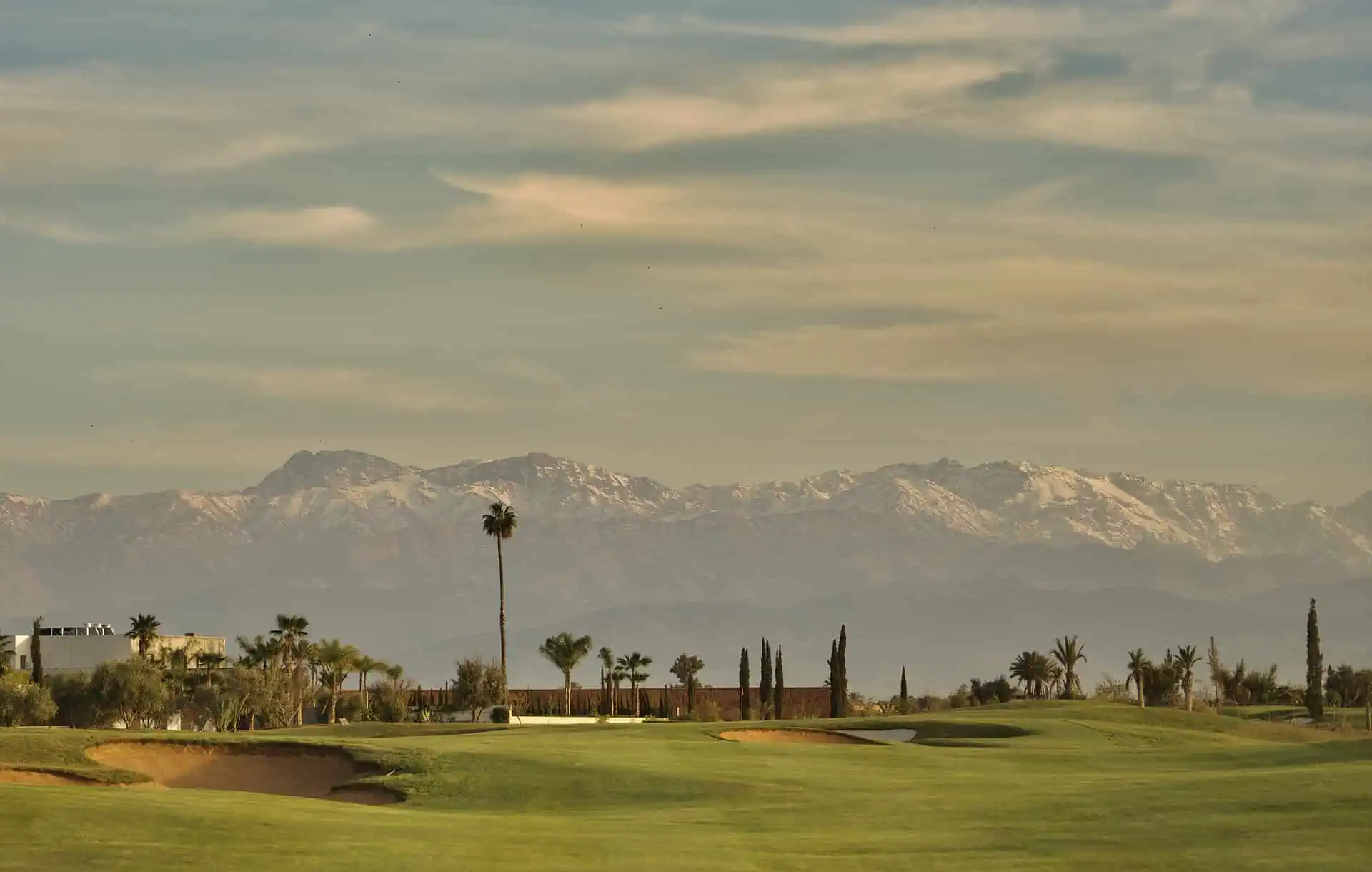 Das Atlas Gebirge und der Al Maaden Golfplatz Marrakesch in Marokko.