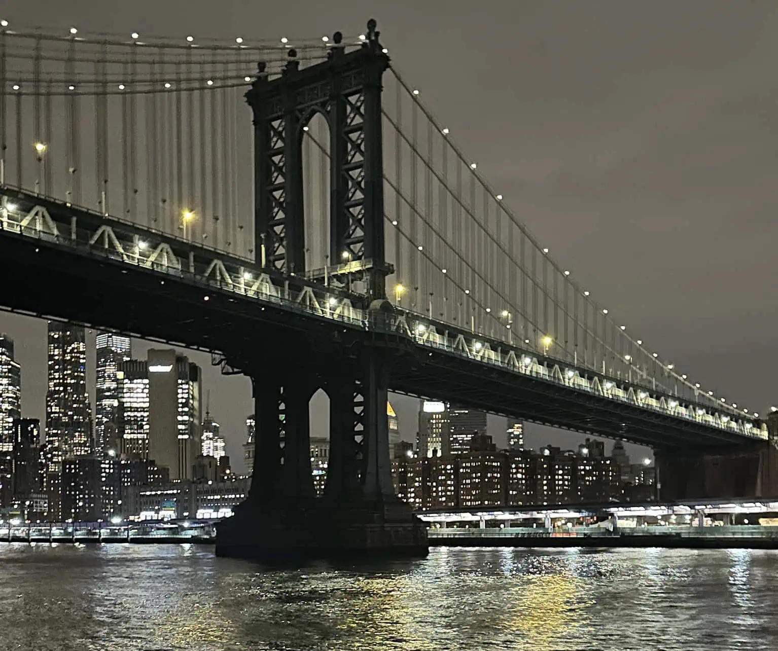 Die Brooklyn Bridge vom Wasser aus - New York City, USA.