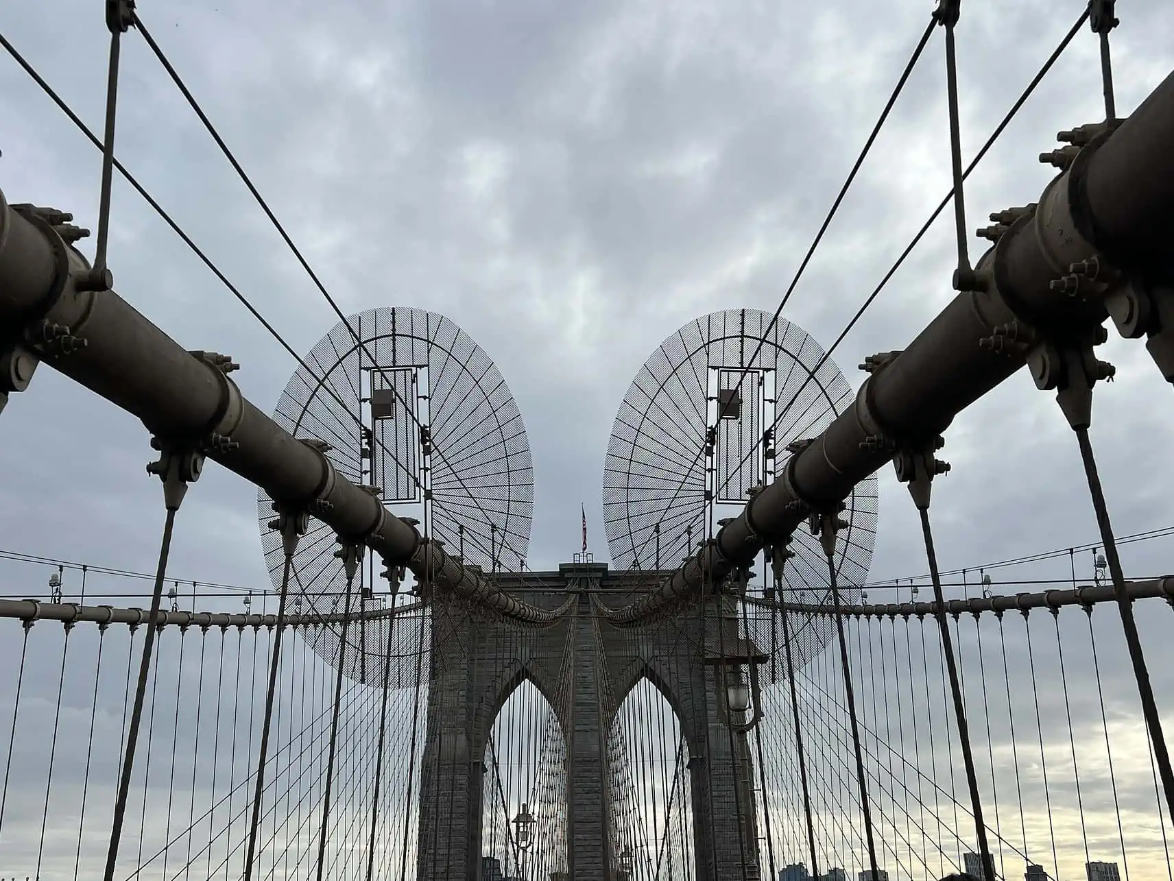 Die vielen Gesichter der Brooklyn Bridge in New York City, USA.