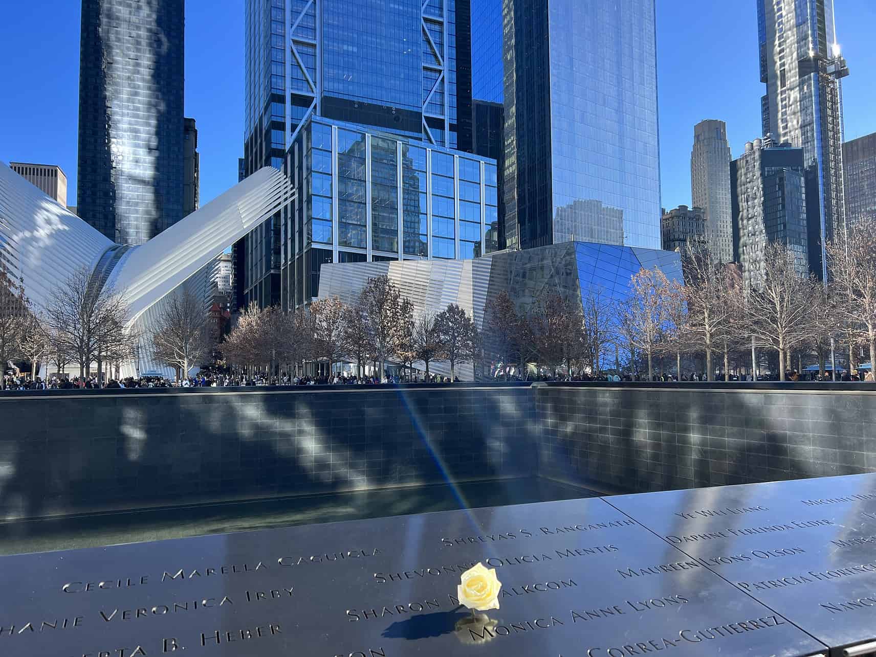 Eine weiße Blumen für die Opfer am Geburtstag - 9/11 Memorial in New York City, USA.