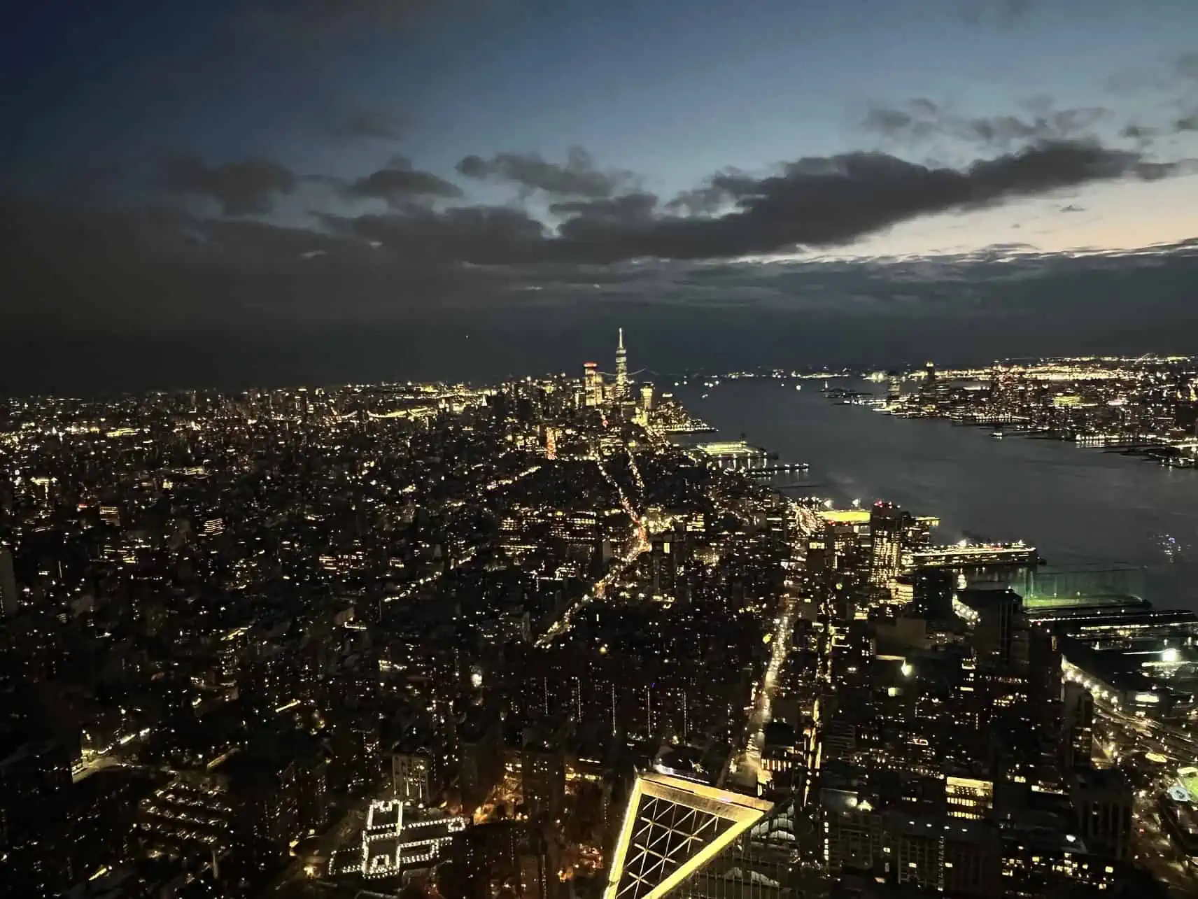 Lichtermeer-Blick von "The Edge" auf New York City, USA.