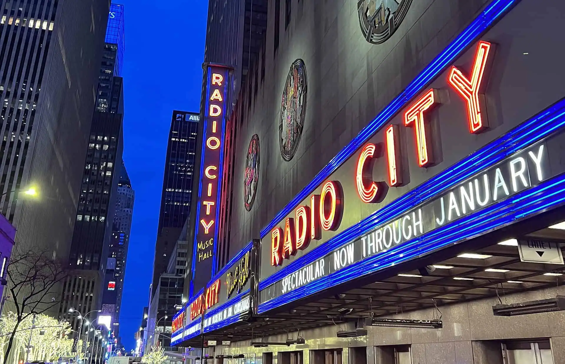 Radio City Music Hall in New York City - Hier treten die berühmten Rockettes auf.