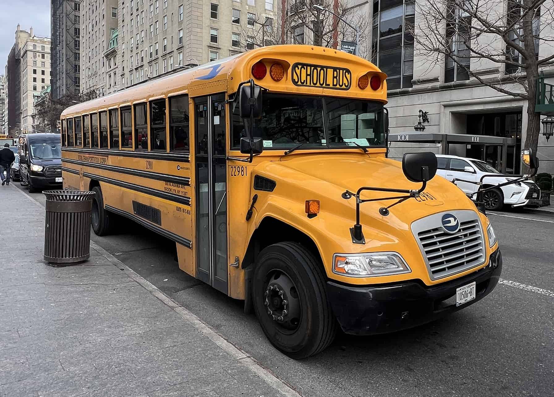 School Bus vor dem Metropolitan Museum of Art in New York City, USA.