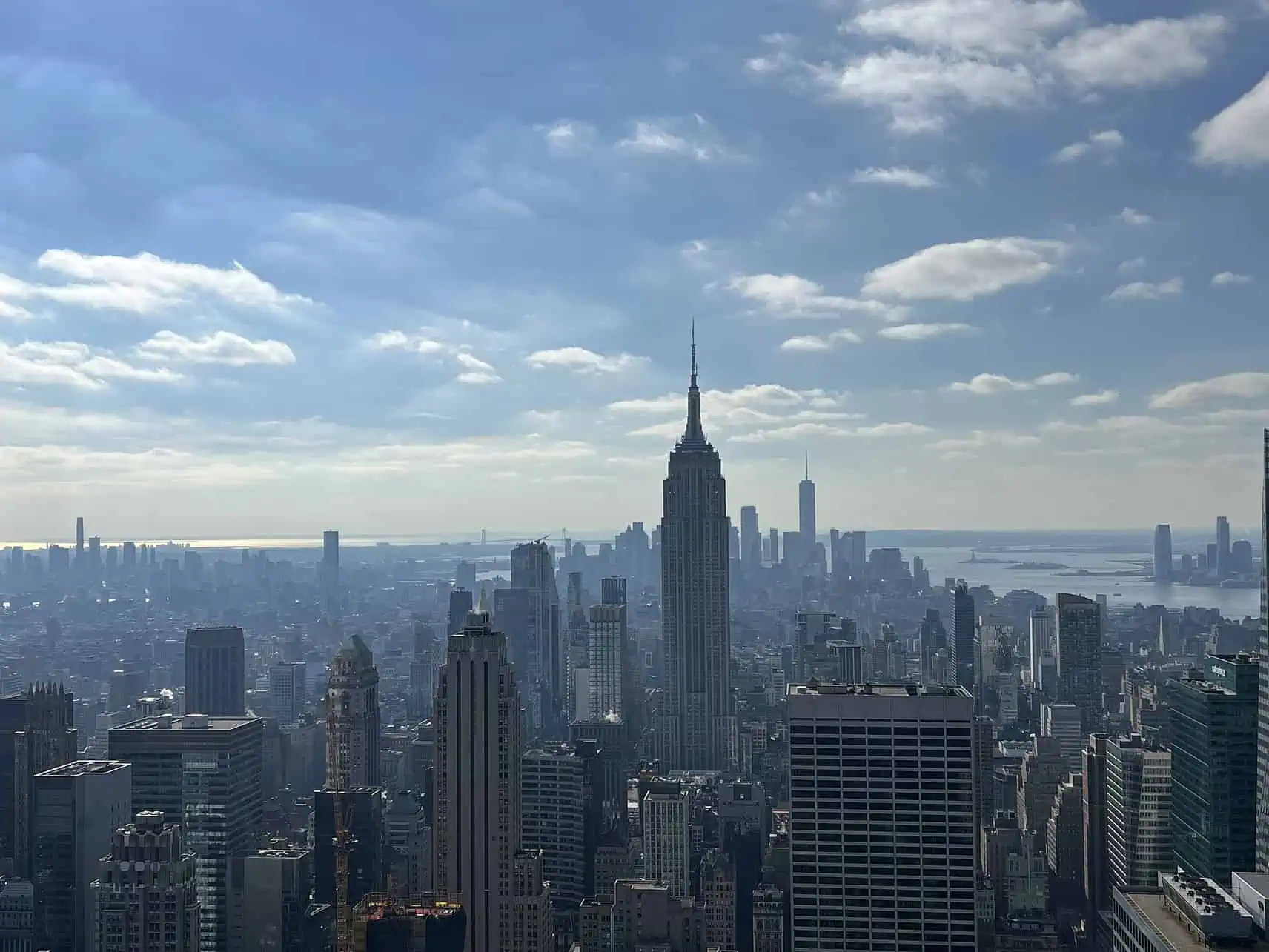 Skyline Manhattans mit Blick auf das Empire State Building, New York City, USA.