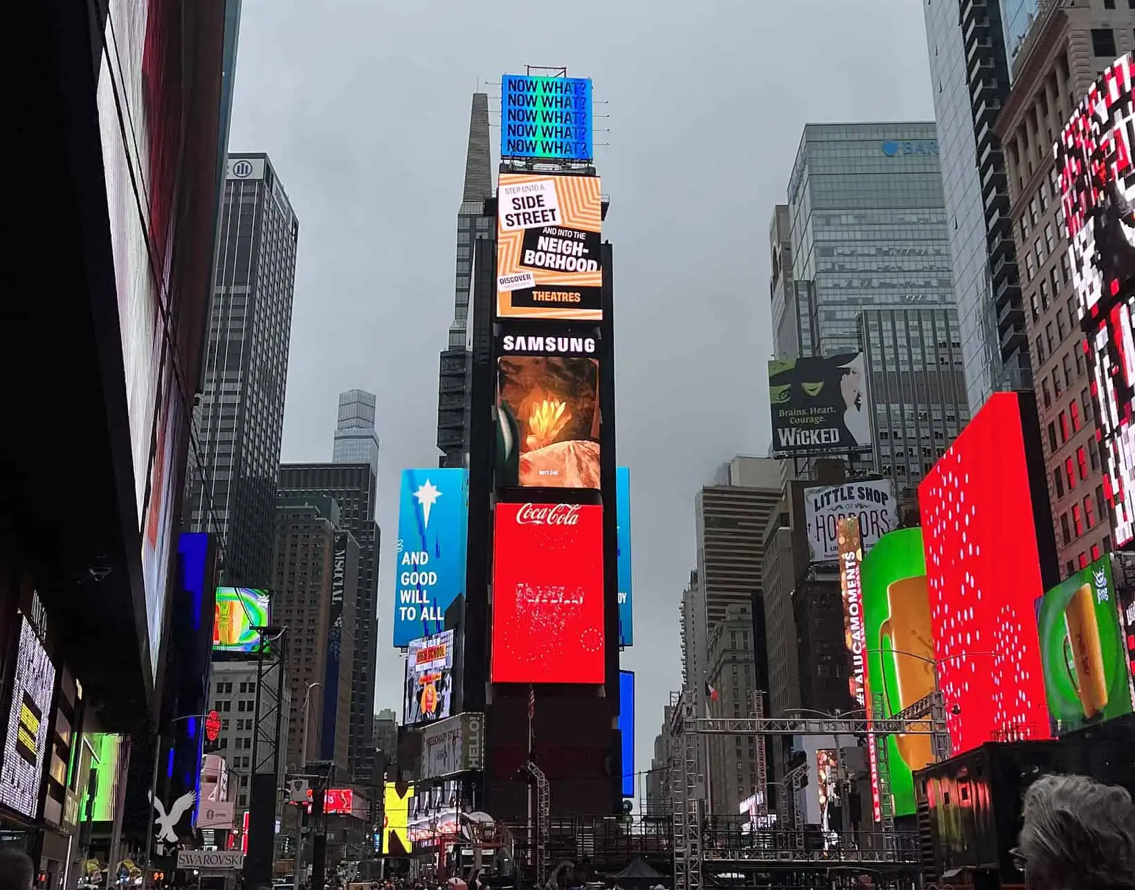 Times Square mit bunter Leuchtreklame - New York City, USA.