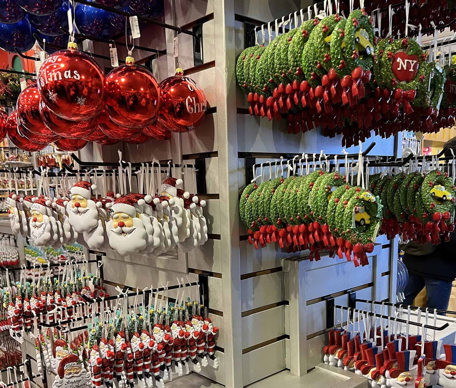 Weihnachtsschmuck in allen Farben und Formen in Little Italy in New York City, USA.