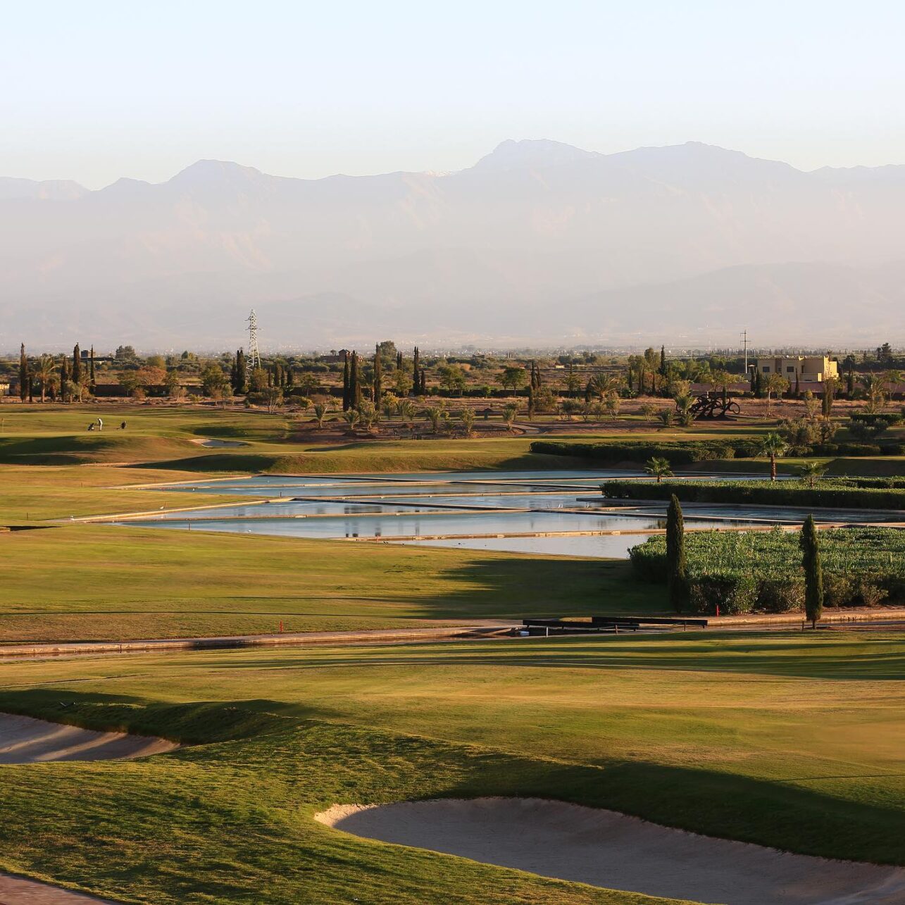 Wenn die Schönheit des Golfsports auf die Pracht der Natur trifft, auf dem Al Maaden Golfplatz Marrakesch in Marokko.