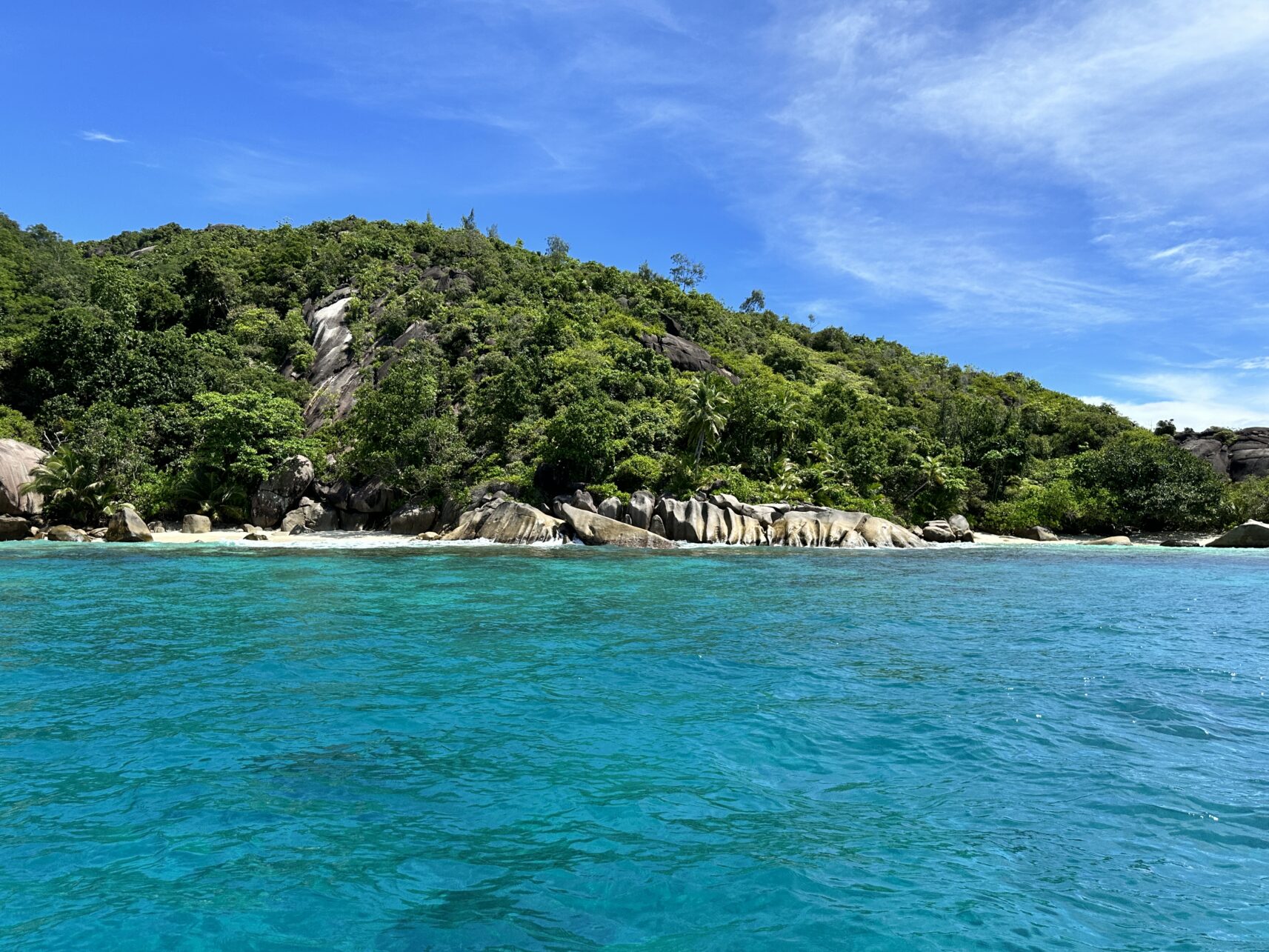 Versteckte Strände auf Mahé auf den Seychellen.
