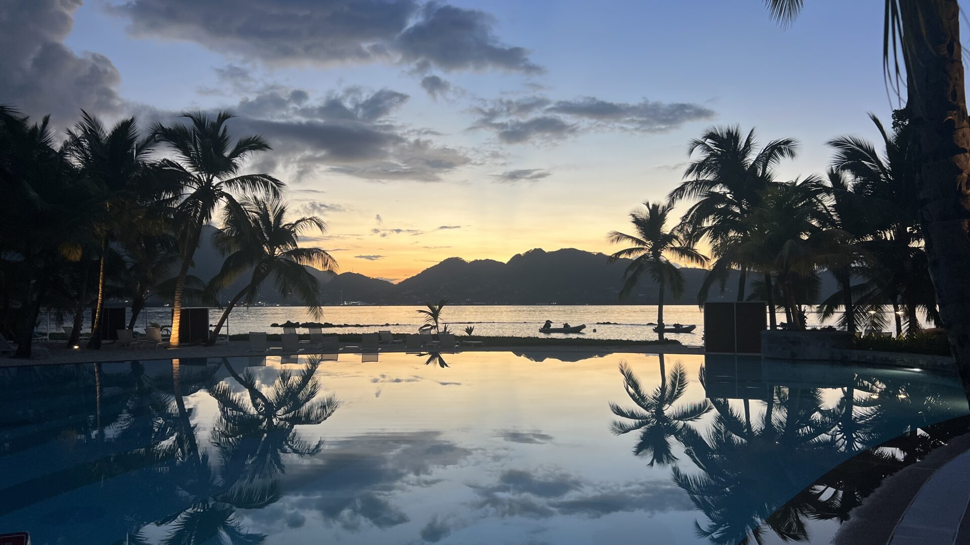 Zen Pool Club Med mit Blick auf Mahé, Seychellen.