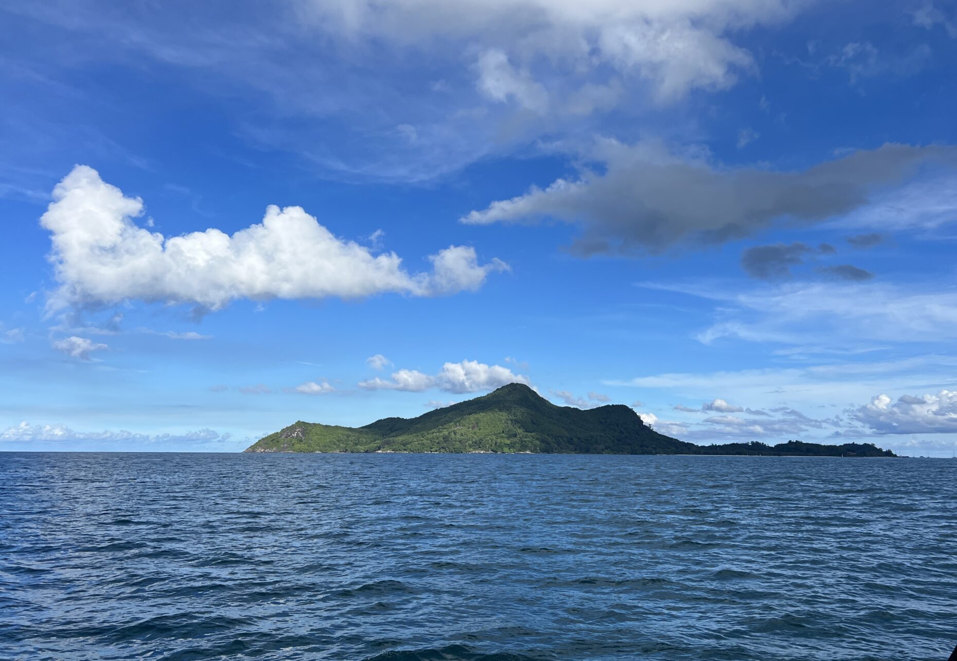 Blick auf die Insel Sainte Anne auf den Seychellen.
