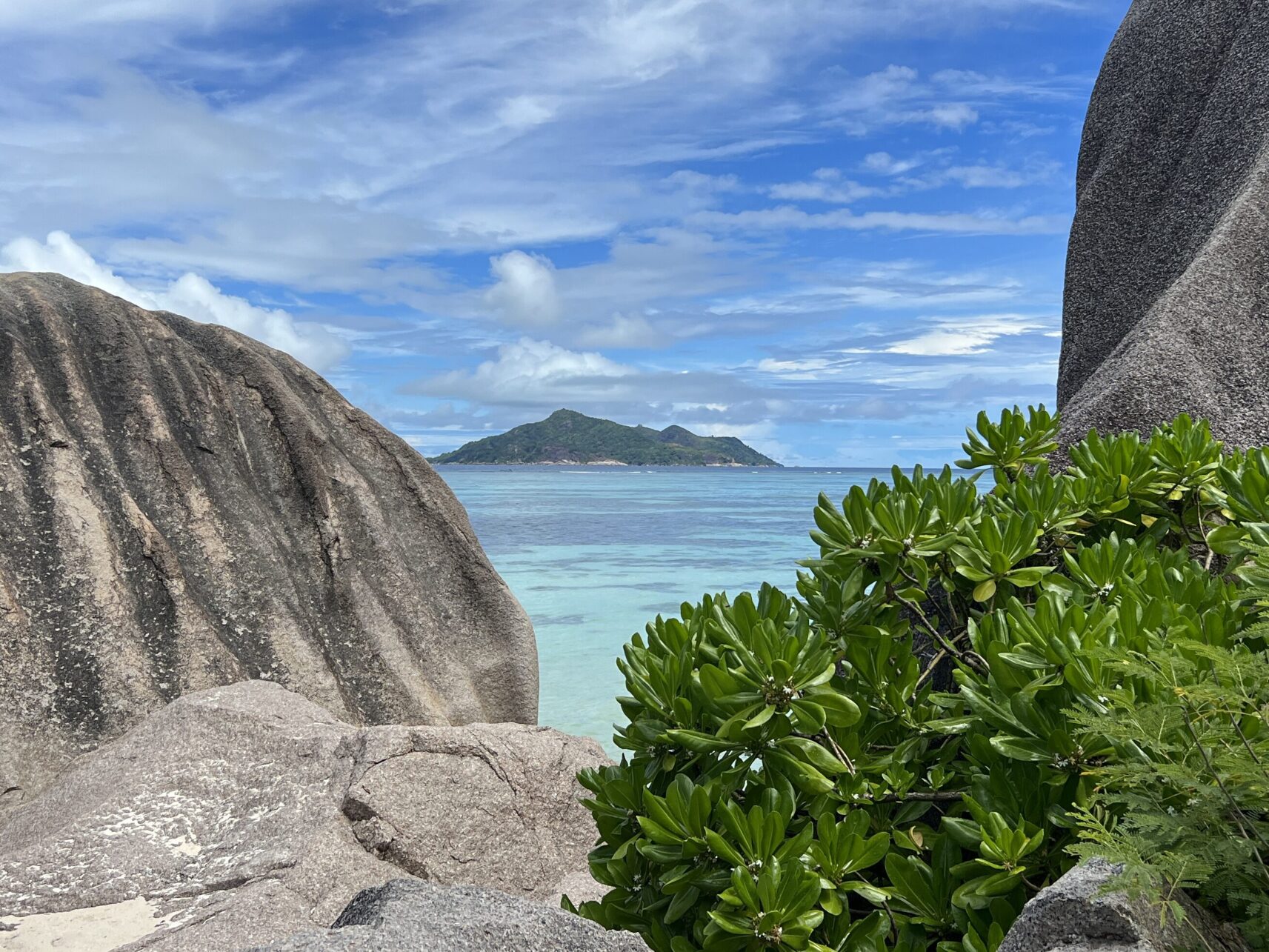 Blick auf die Nachbarinsel Praslin, Seychellen.