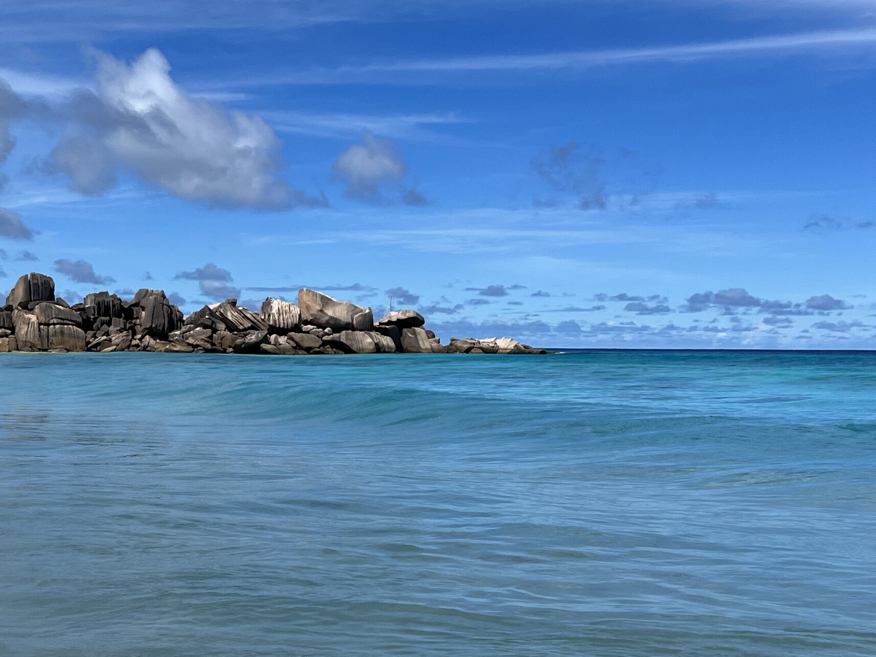 Granitfelsen im Meer an der Grande Anse, Seychellen.
