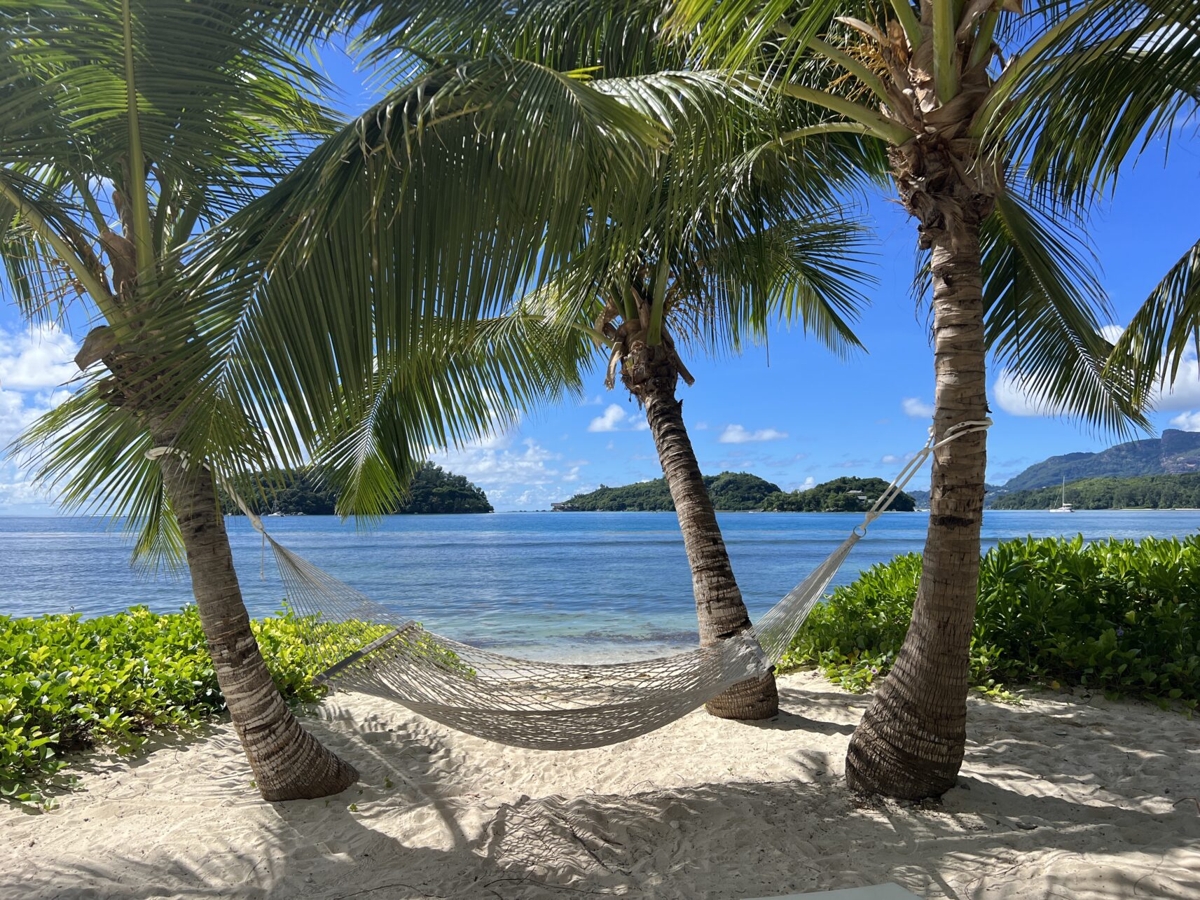 Lieblingsplatz: Hängematte mit Blick auf Moyenne Island, Seychellen.