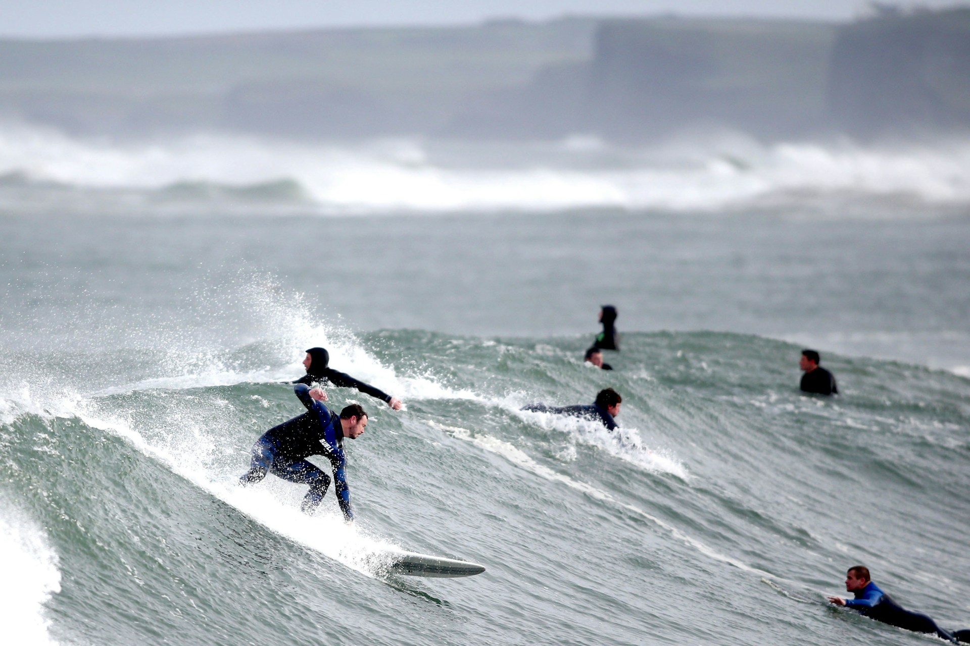 Surfer in den Wellen am Strand von Portrush, Irland.