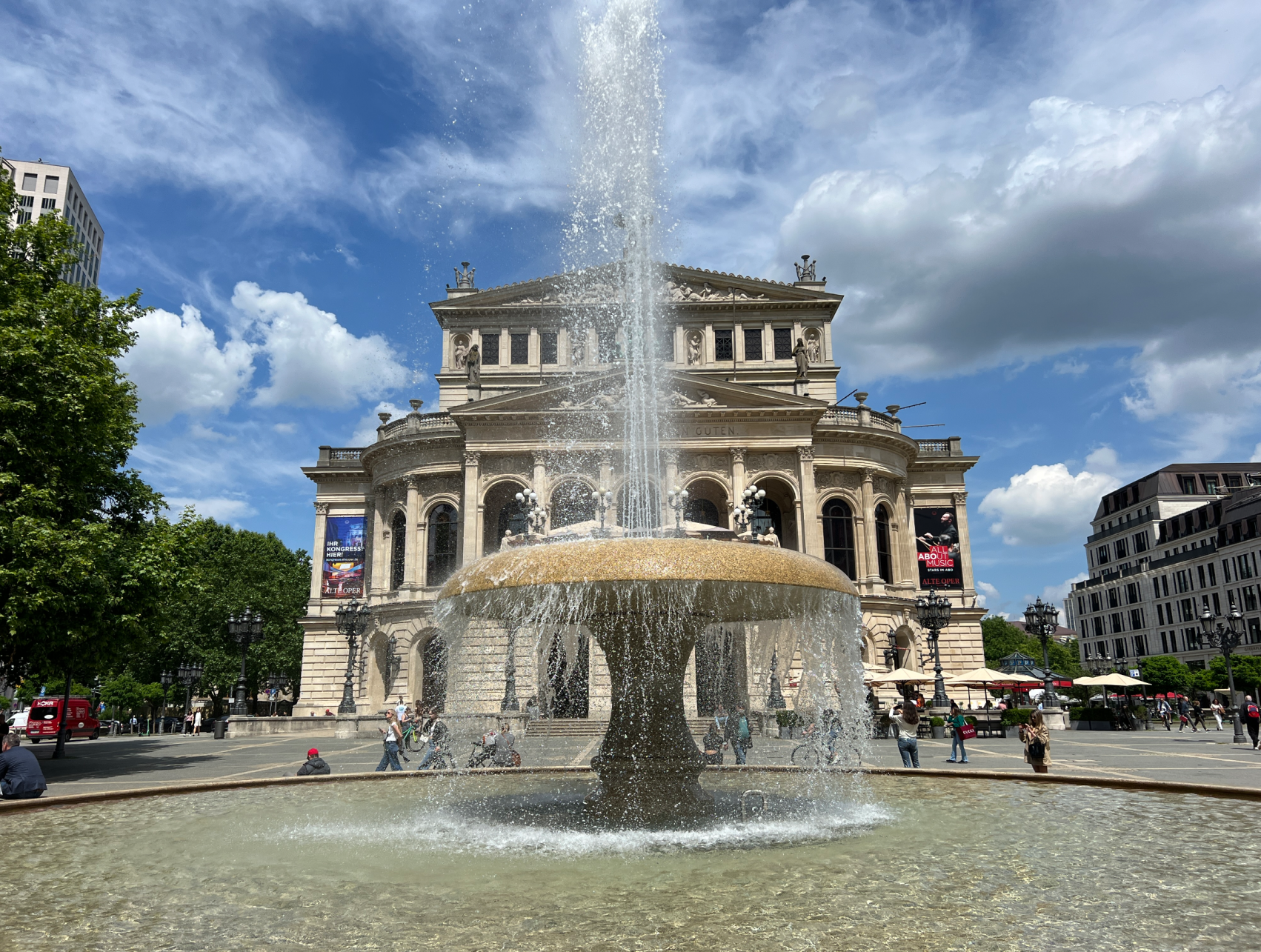 Brunnen an der Alten Oper in Frankfurt, Deutschland.