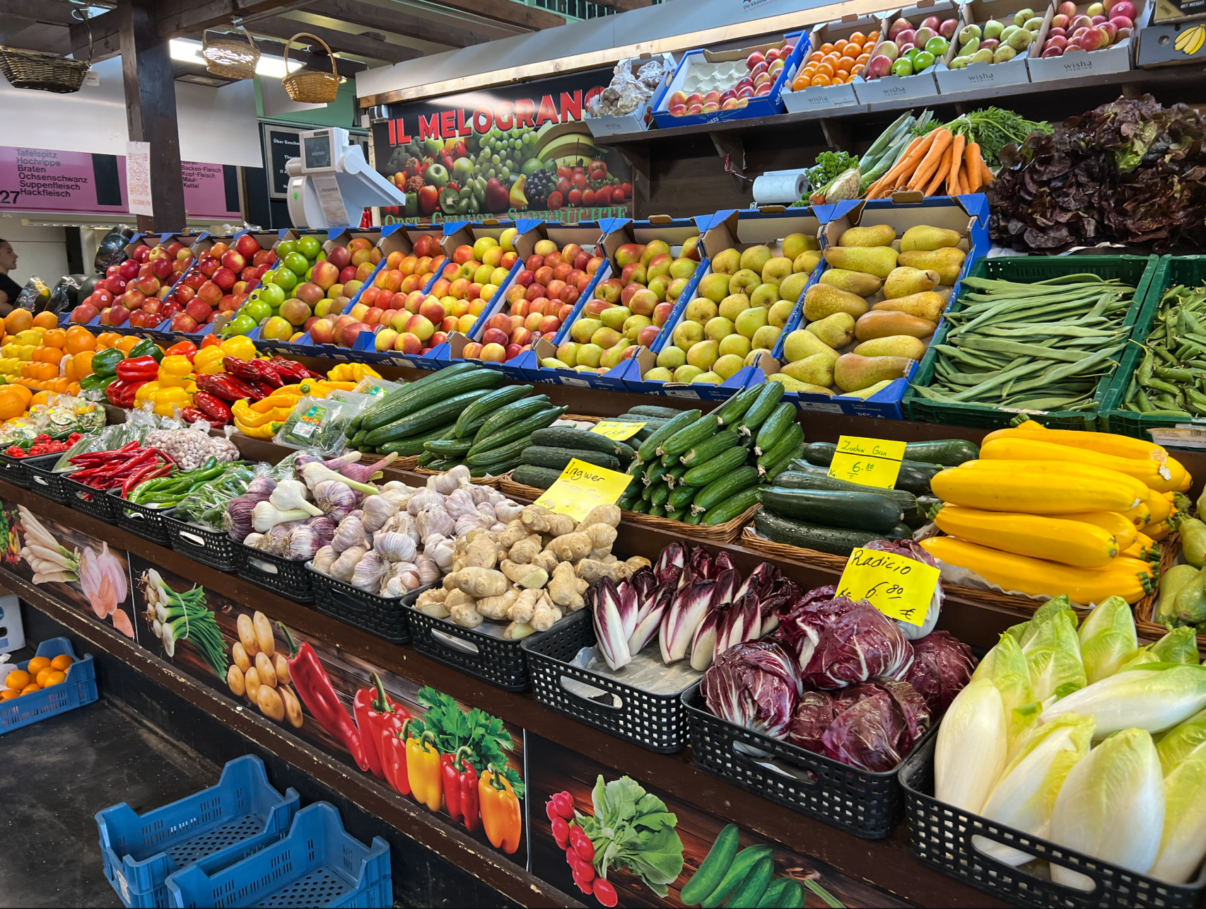 Obst- und Gemüsestand in der Kleinmarkthalle in Frankfurt, Deutschland.