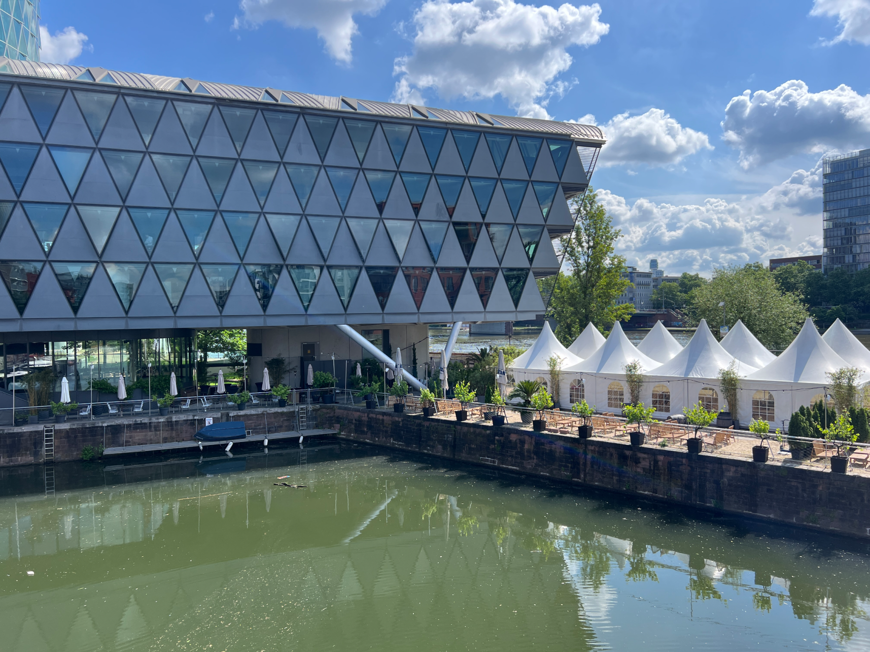 Restaurant Frankfurter Botschaft im Westhafen in Frankfurt, Deutschland.