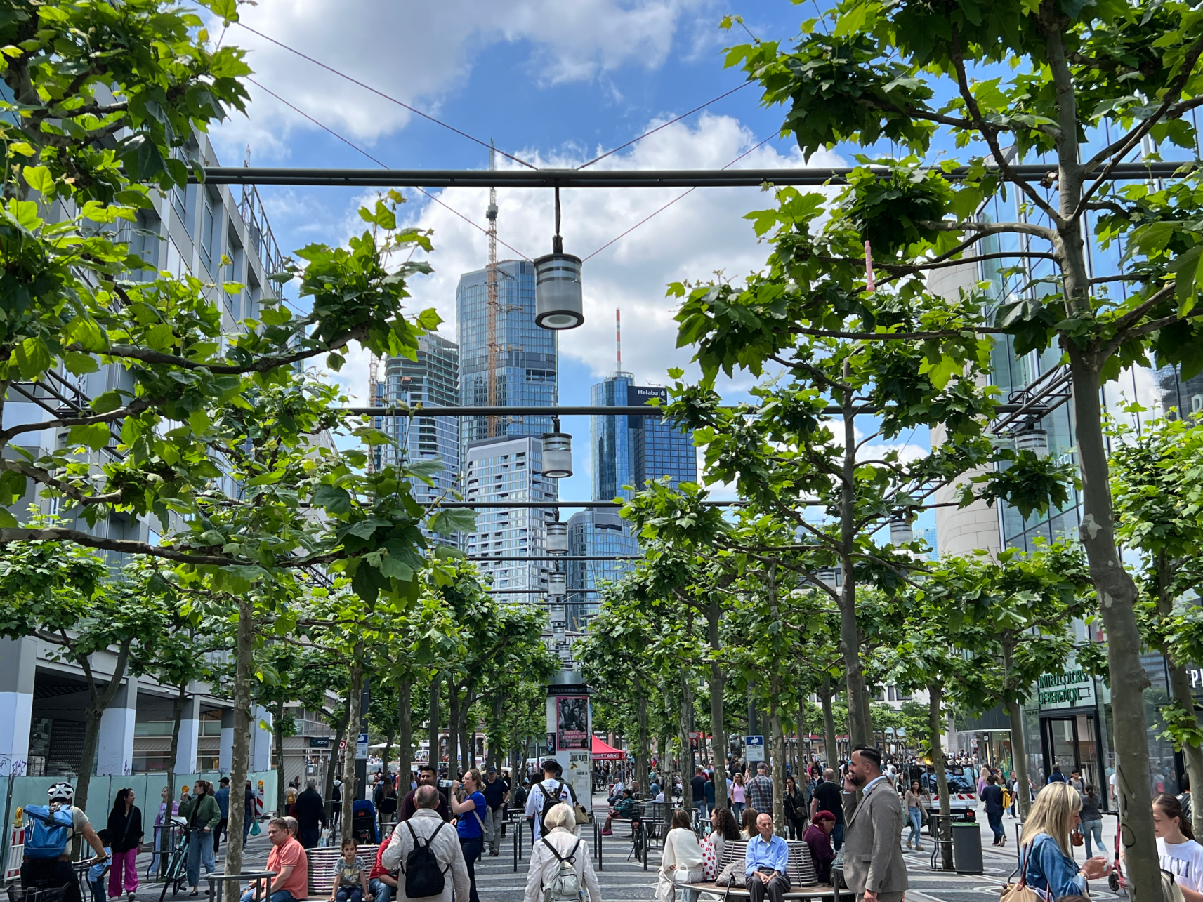 Zeil, die berühmte Einkaufsstraße in Frankfurt, Deutschland.