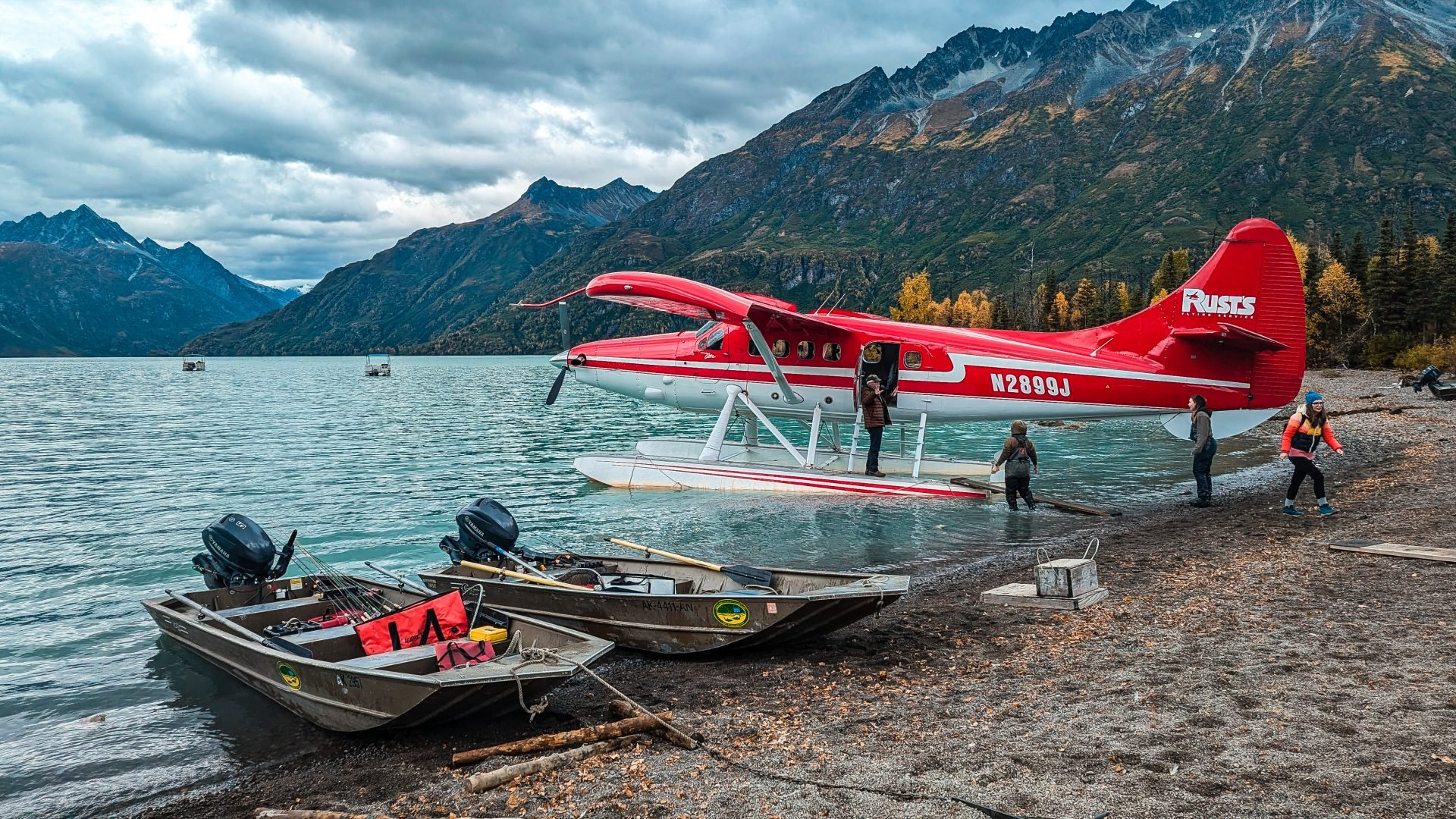 Ankunft mit dem Wasserflugzeug an der Redoubt Bay Lodge im Lake Clark National Park and Preserve in Alaska.