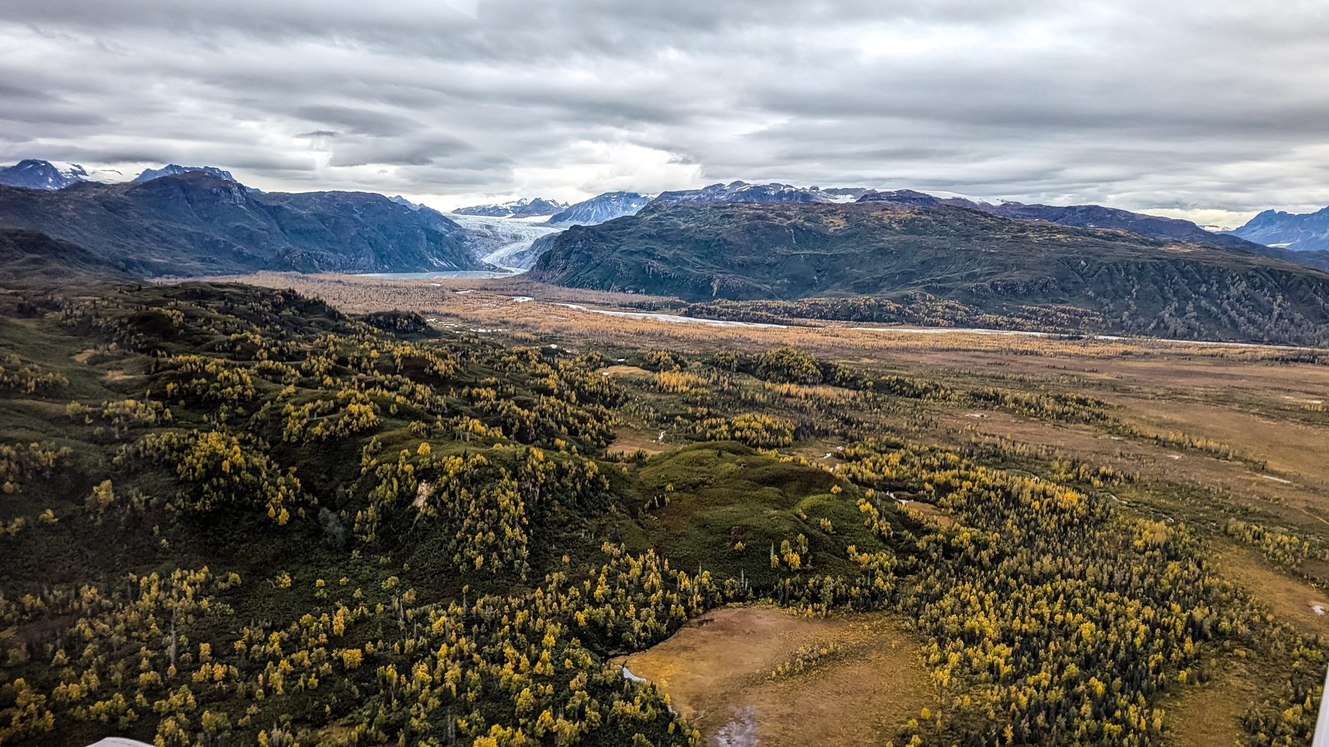 Blick auf Alaska und einen Gletscher im Herbst.