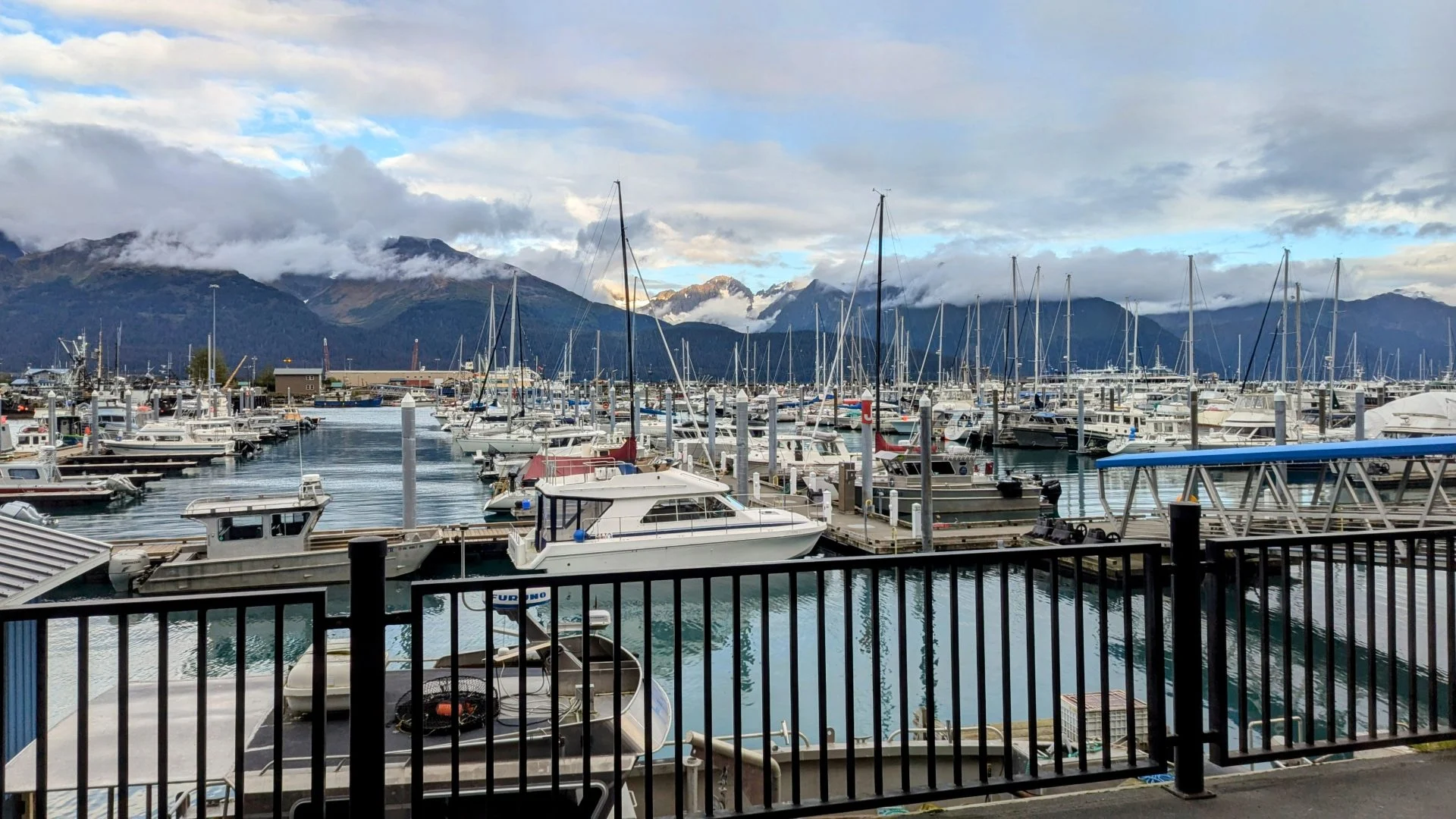 Blick auf den Hafen vom Zimmer des Harbor 360 Hotels in Seward, Alaska, USA.