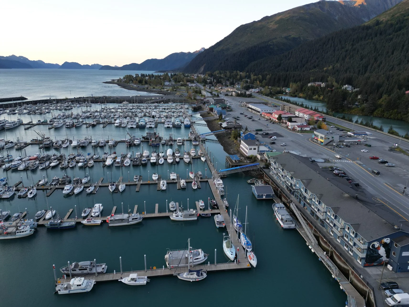 Blick auf den Hafen von Seward und das Hotel Harbor 360 auf der rechten Seite in Alaska, USA.