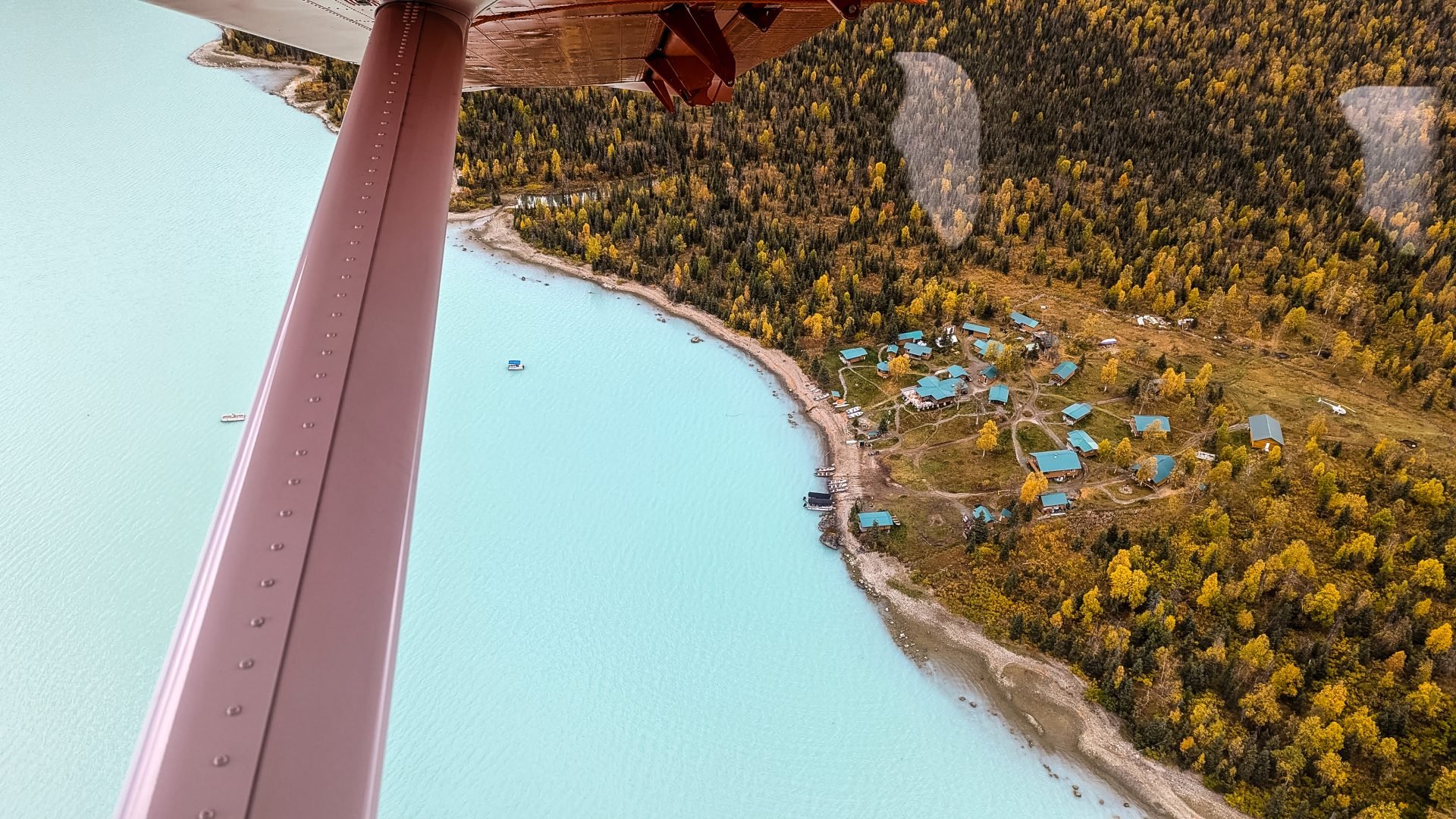 Die Redoubt Bay Lodge von oben im Lake Clark National Park and Preserve in Alaska.