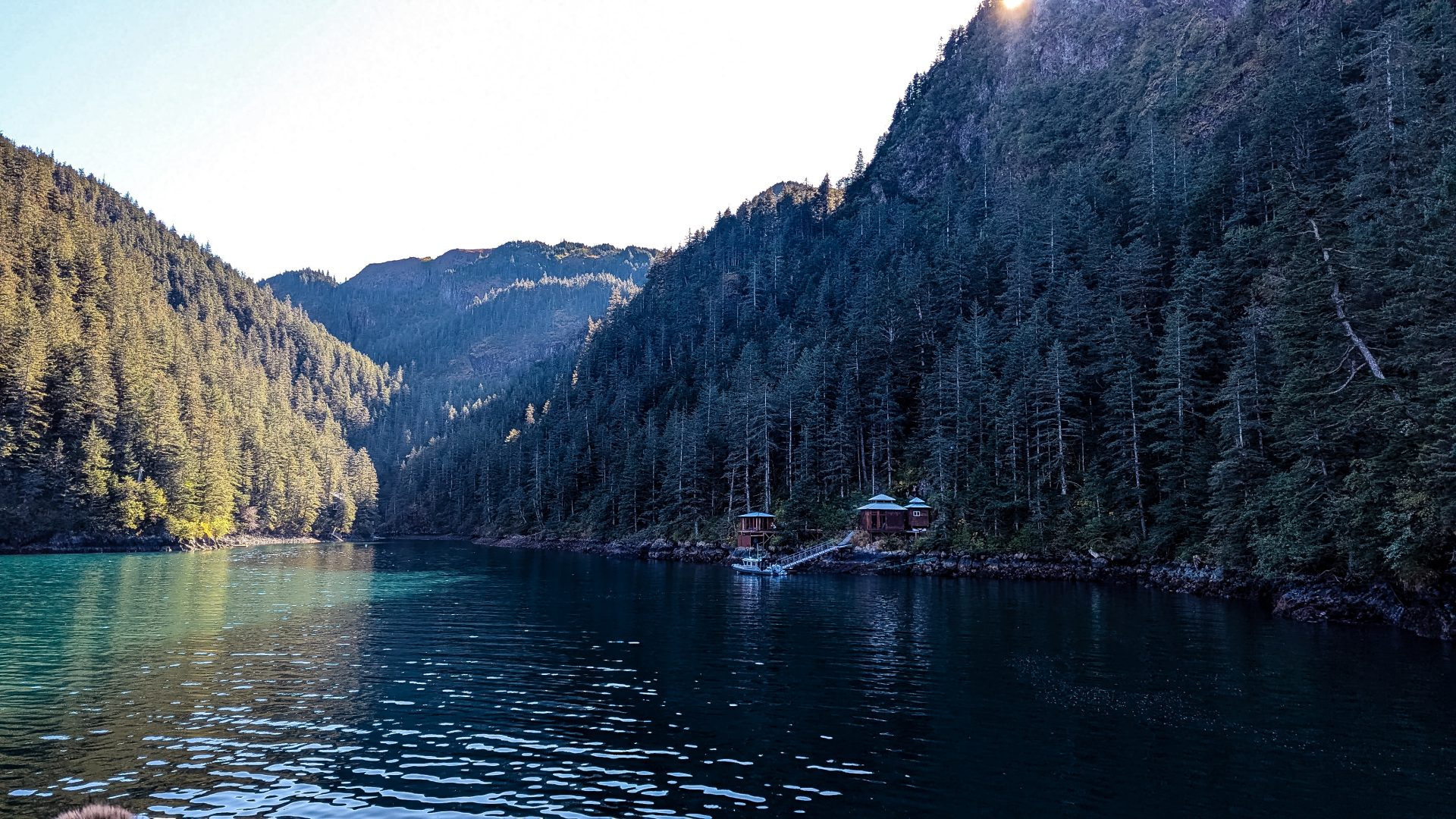 Fischerhütten in Resurrection Bay, etwas außerhalb von Seward in Alaska, USA.